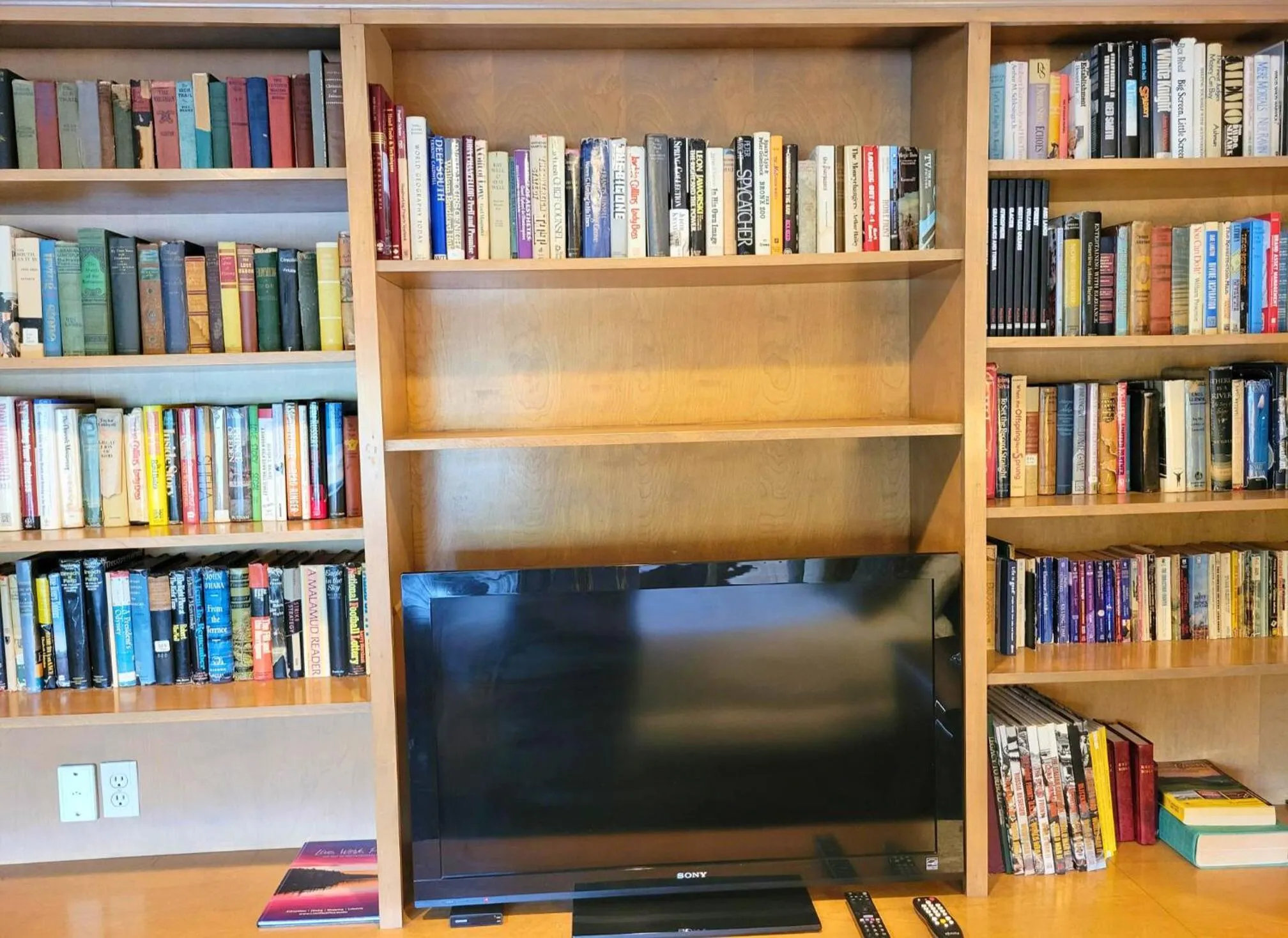 Library in Altland House Inn & Suites