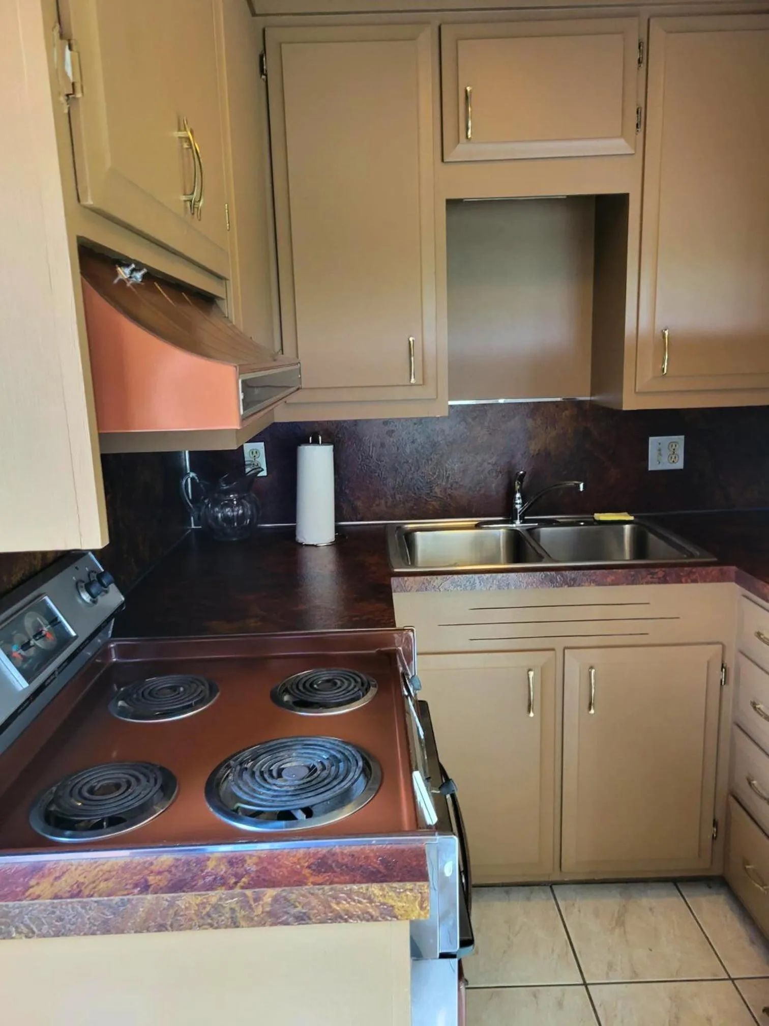 Kitchen or kitchenette in Altland House Inn & Suites