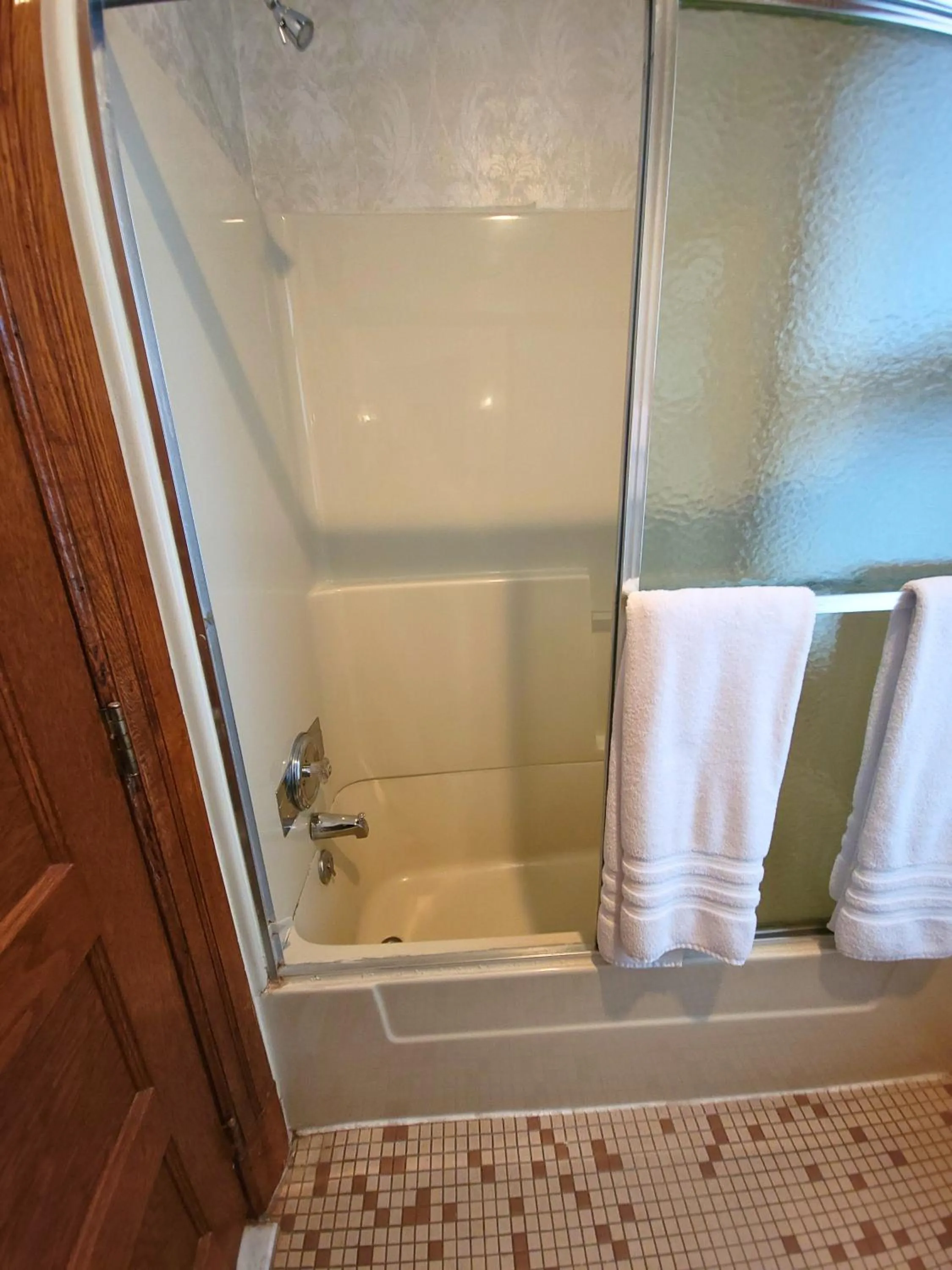 Shower in Altland House Inn & Suites