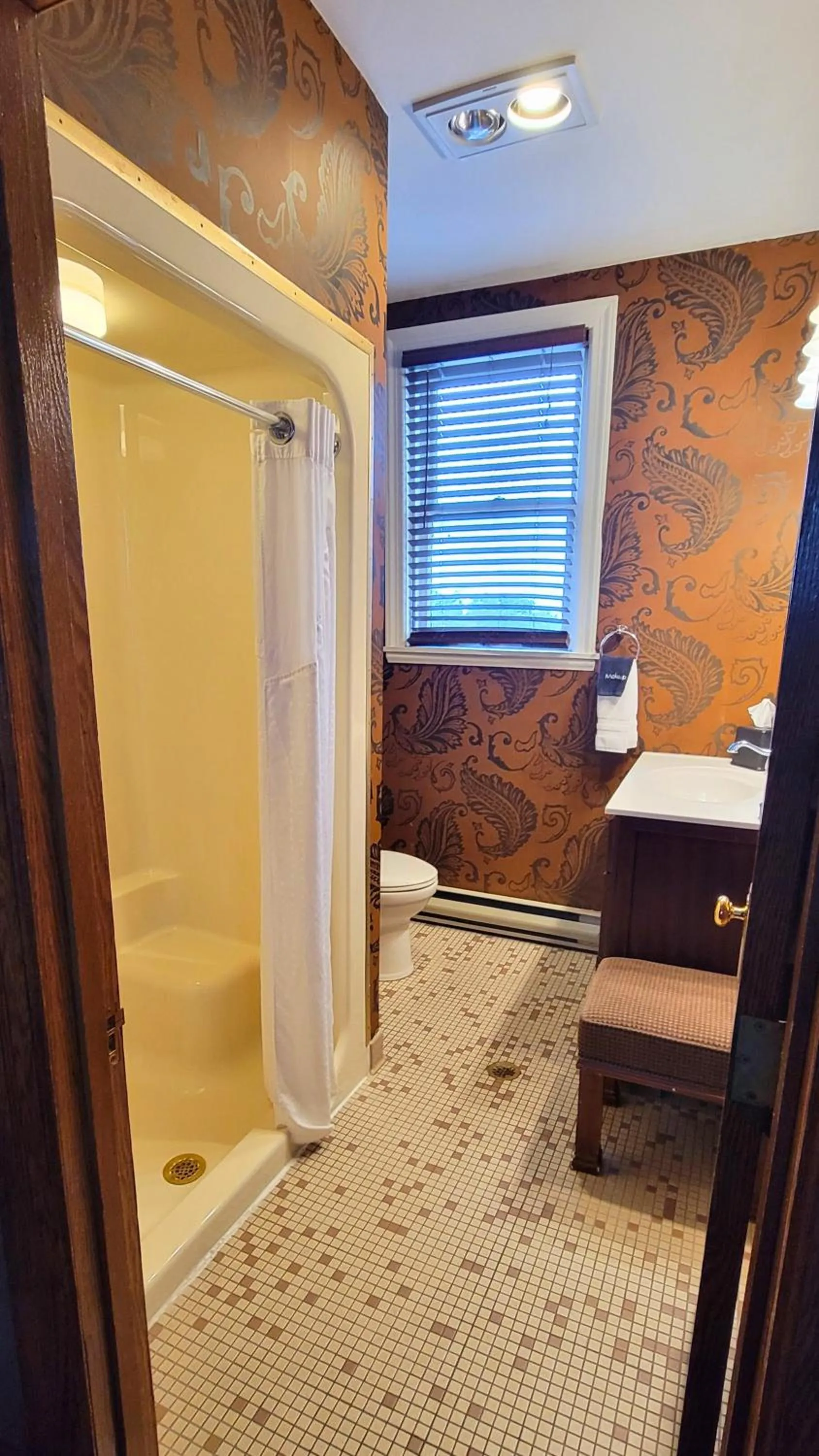 Bathroom in Altland House Inn & Suites