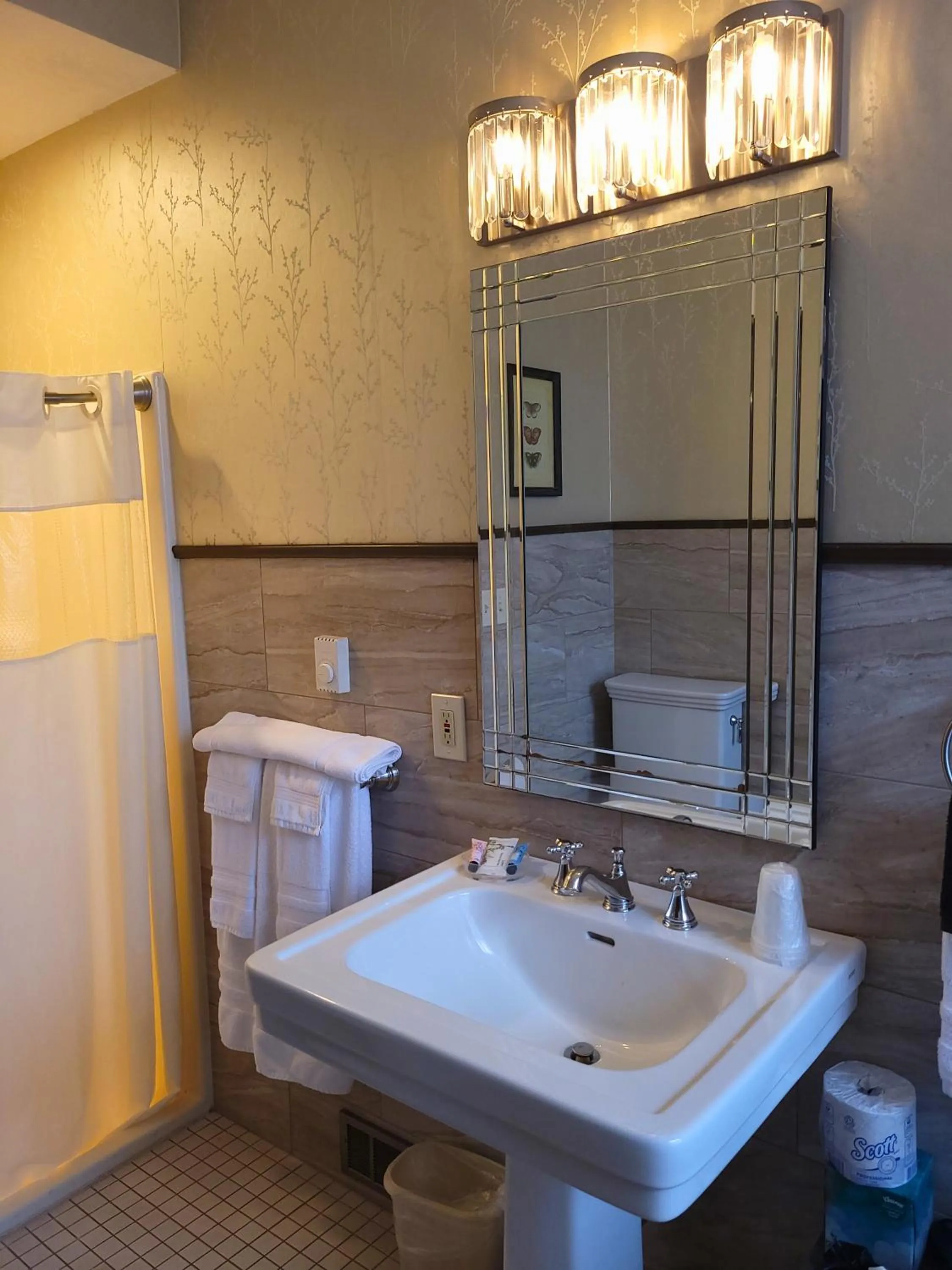 Bathroom in Altland House Inn & Suites