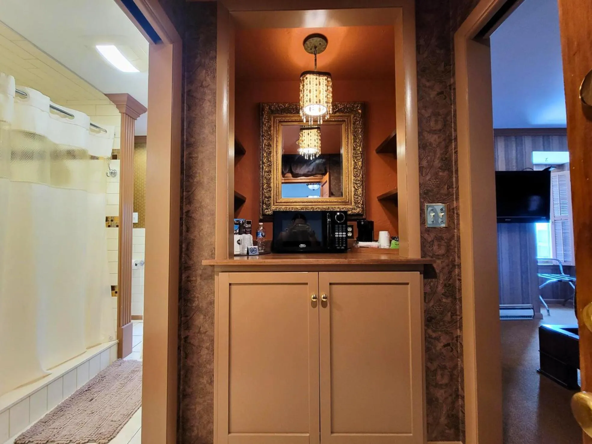 microwave in Altland House Inn & Suites