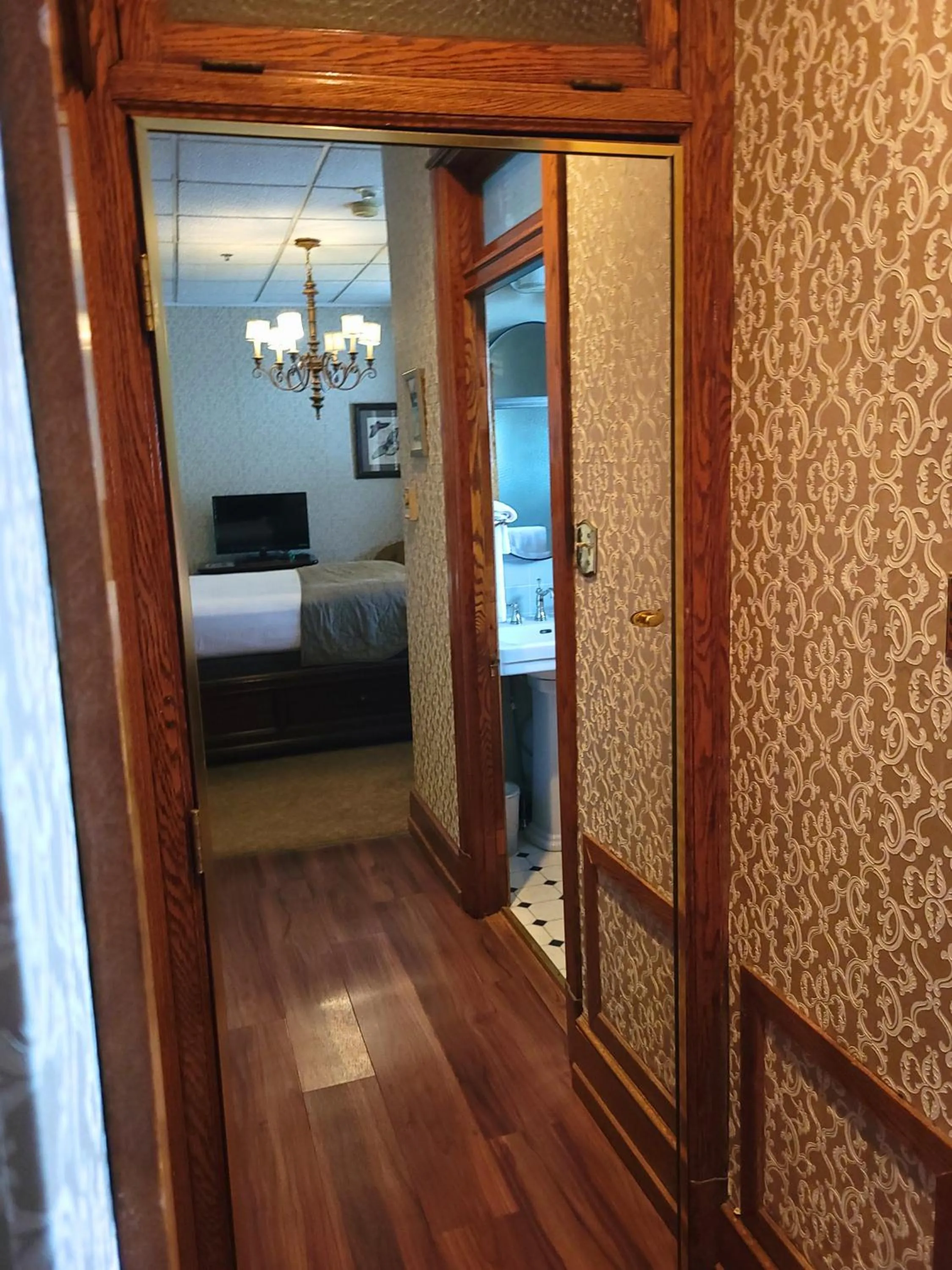 Bed in Altland House Inn & Suites