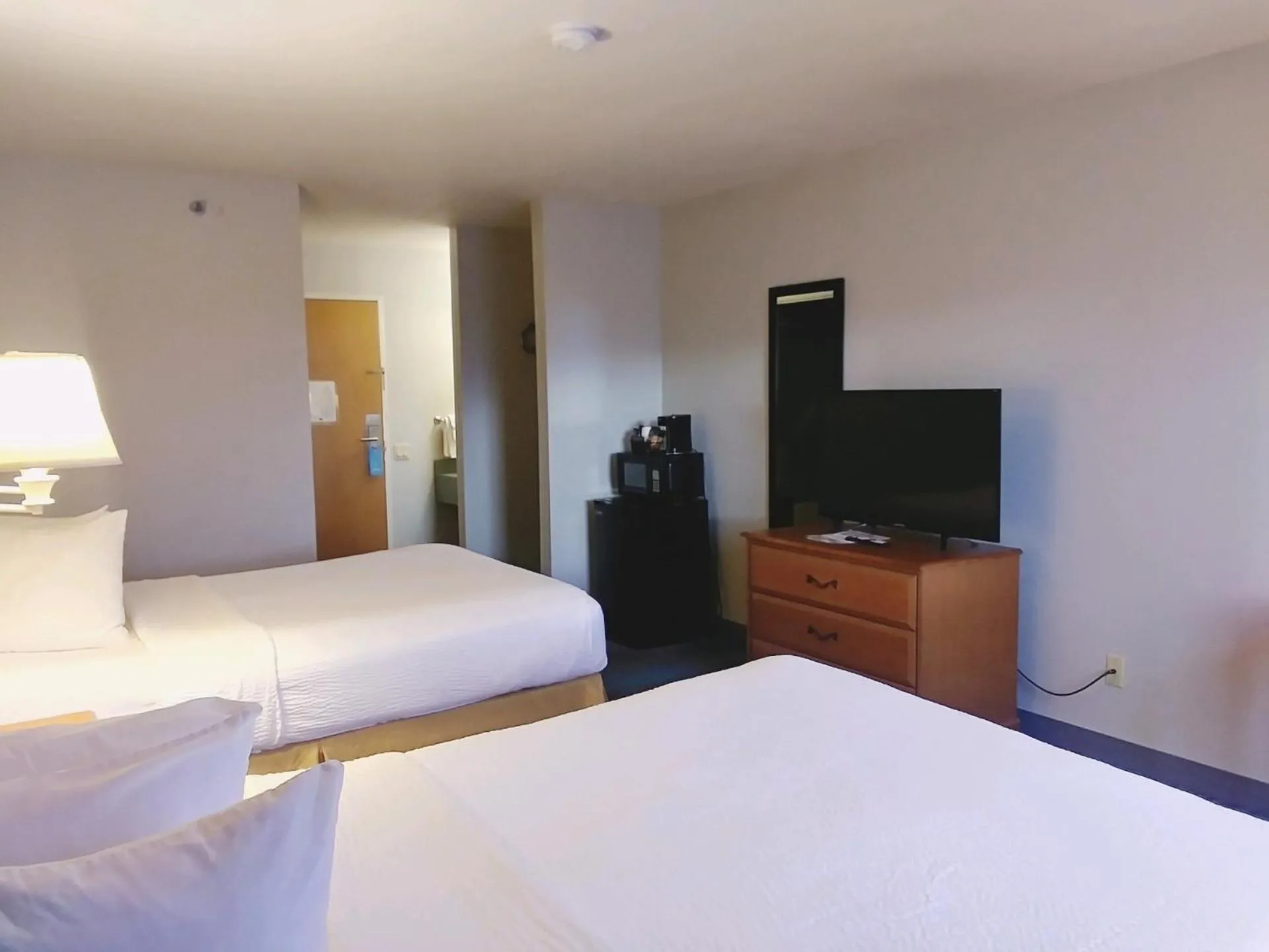 Bedroom, Bed in Days Inn by Wyndham Osage Beach Lake of the Ozarks