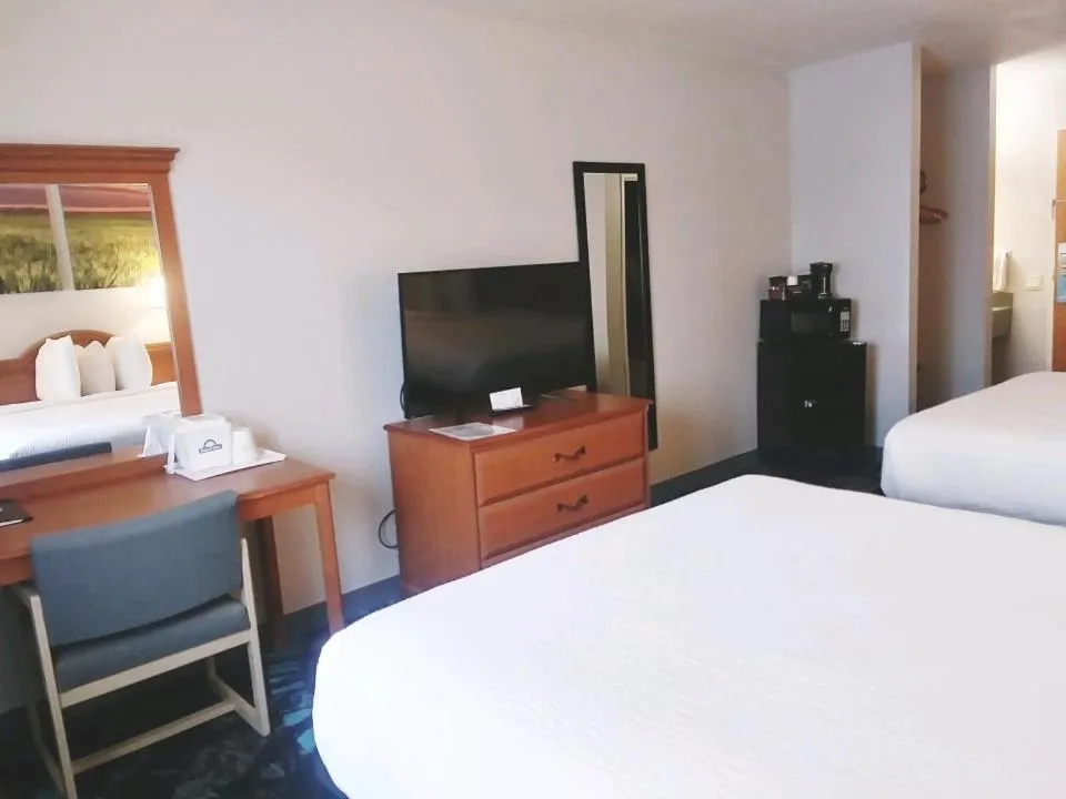 Bedroom, Bed in Days Inn by Wyndham Osage Beach Lake of the Ozarks