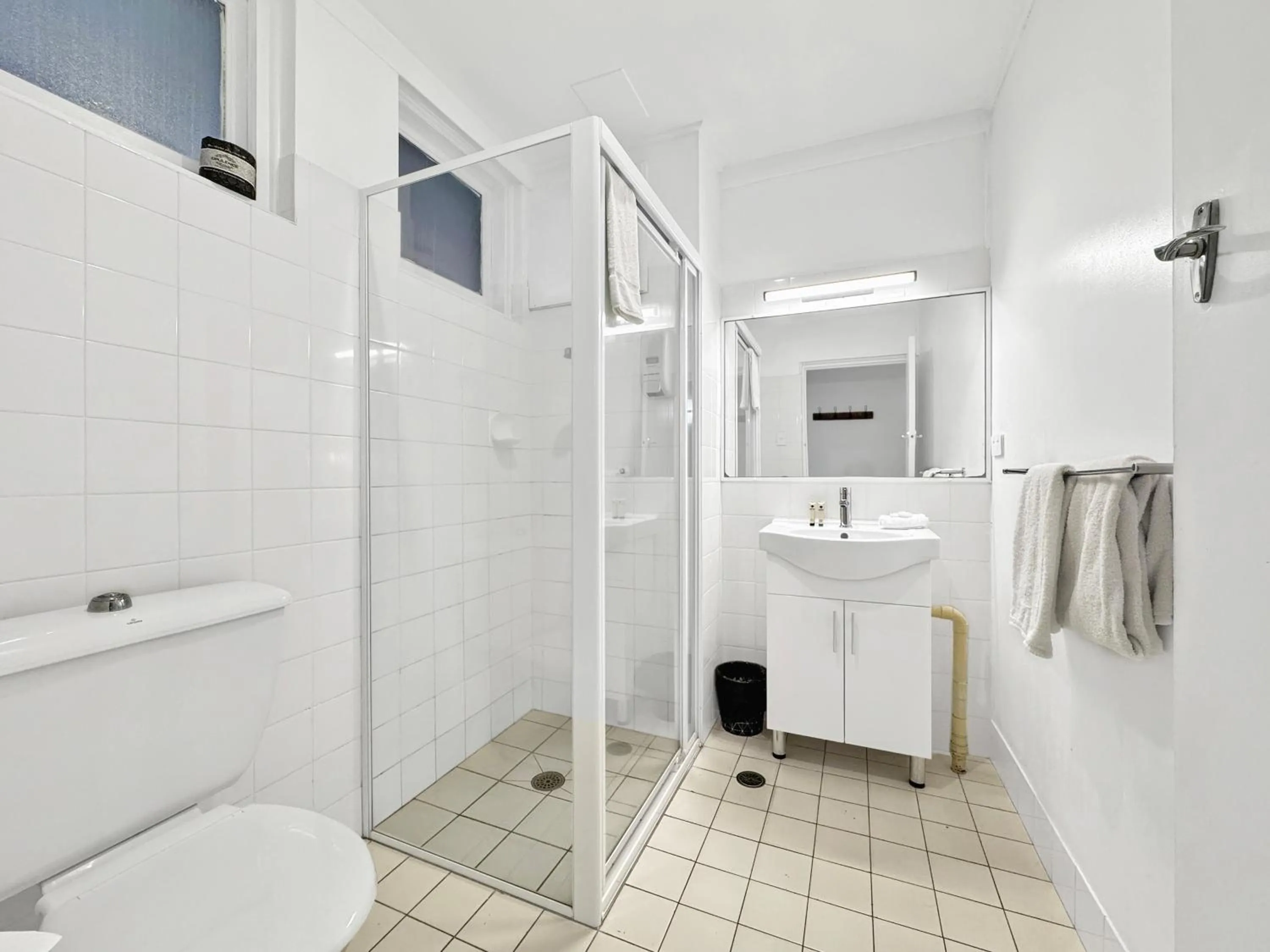 Shower in Golden Sands Motor Inn