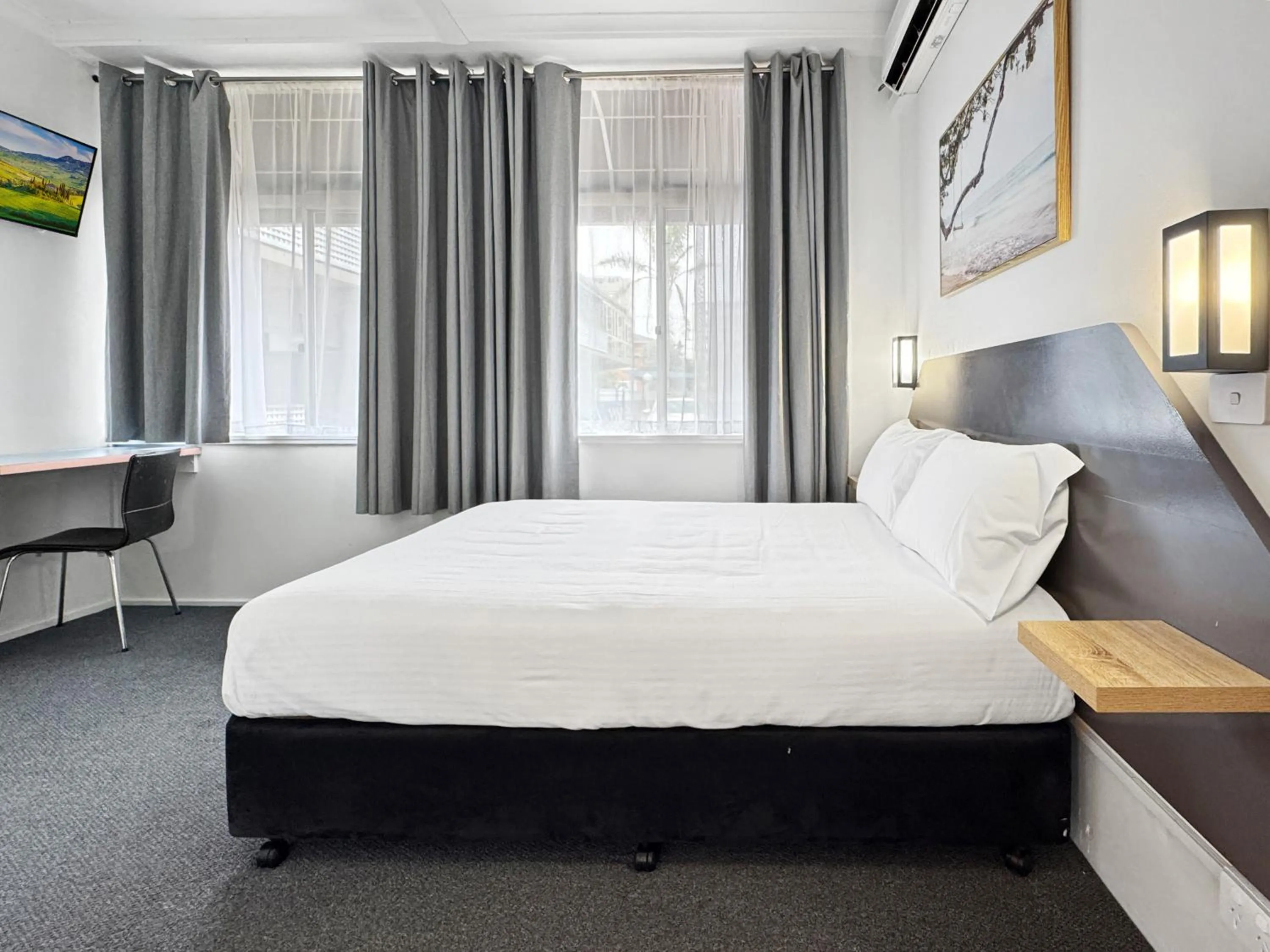 Bed in Golden Sands Motor Inn