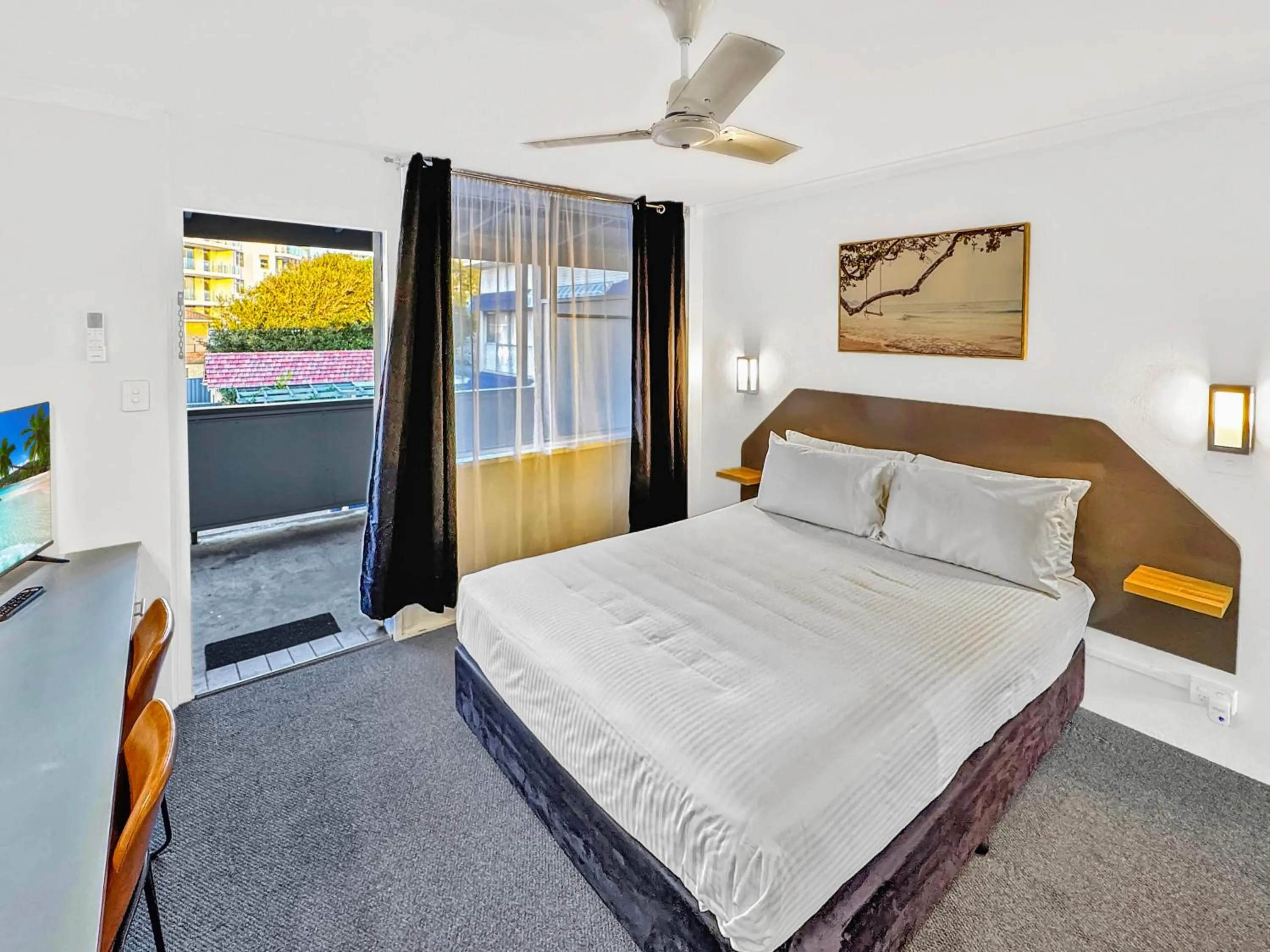 Bed in Golden Sands Motor Inn