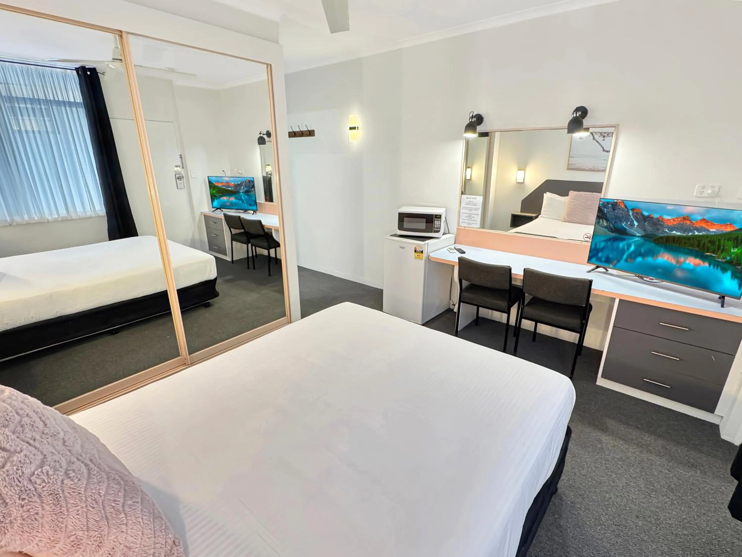 Bed in Golden Sands Motor Inn