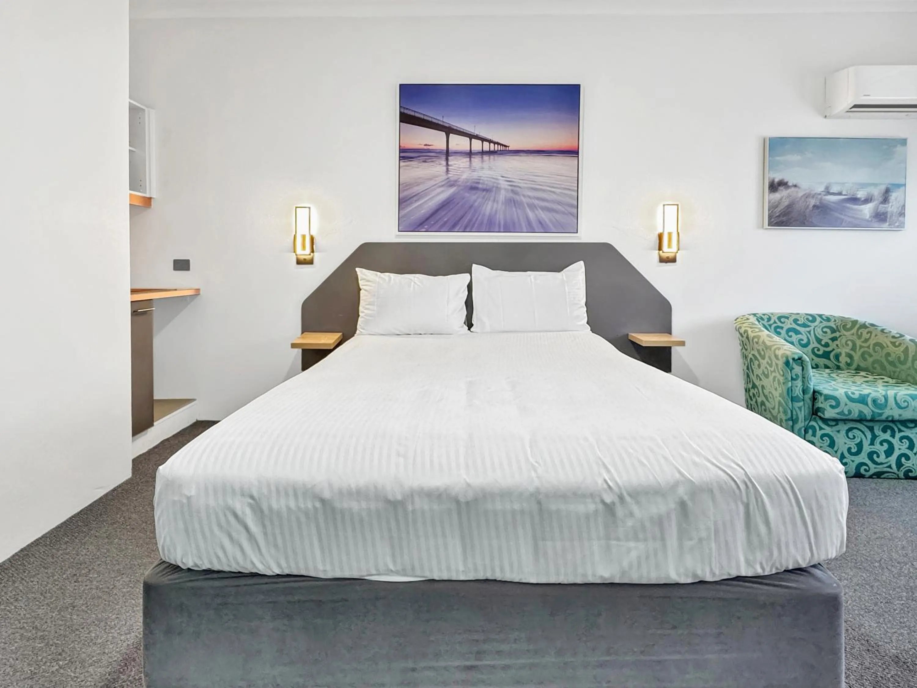 Bed in Golden Sands Motor Inn