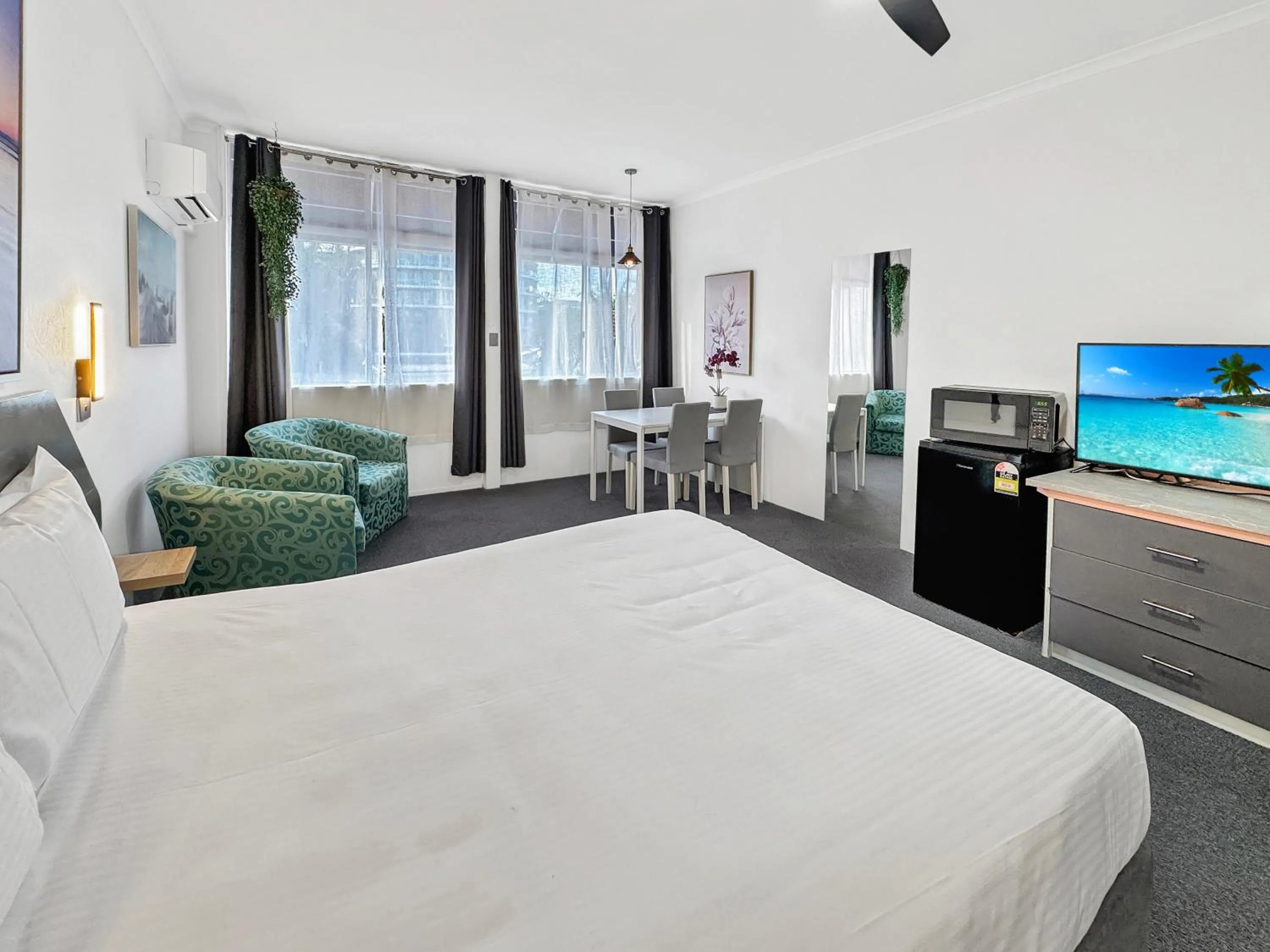 Bed in Golden Sands Motor Inn