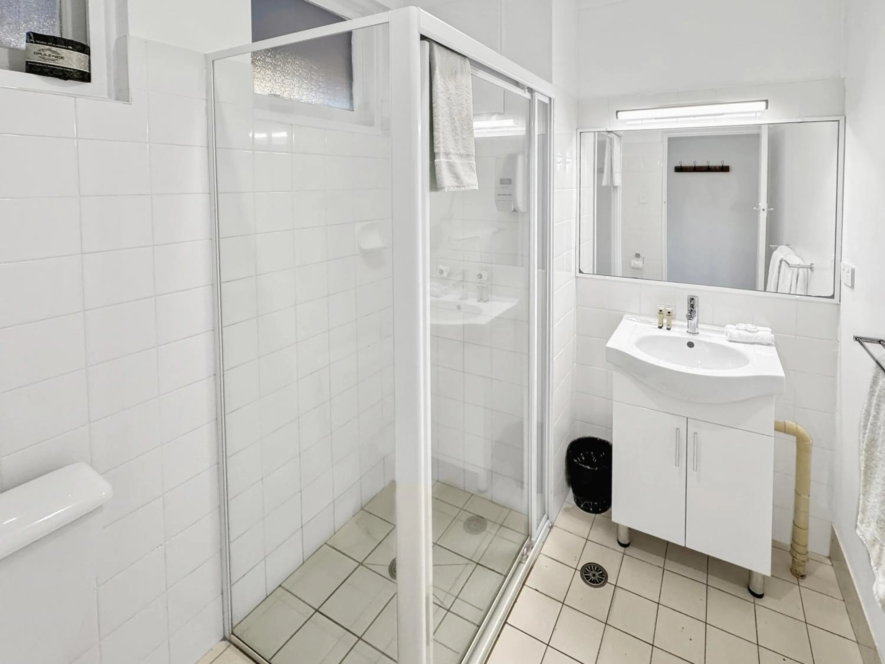 Shower in Golden Sands Motor Inn