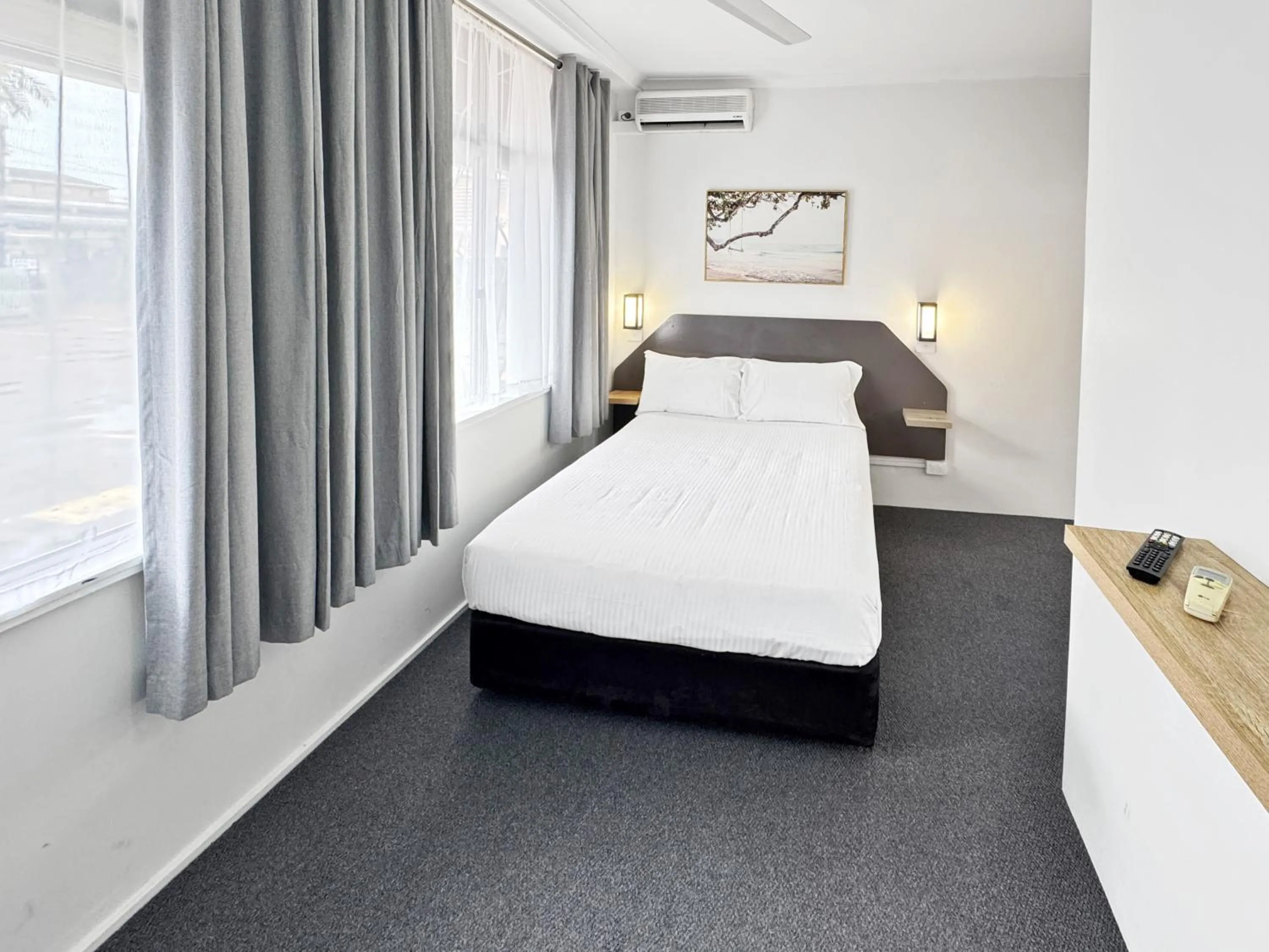 Bed in Golden Sands Motor Inn