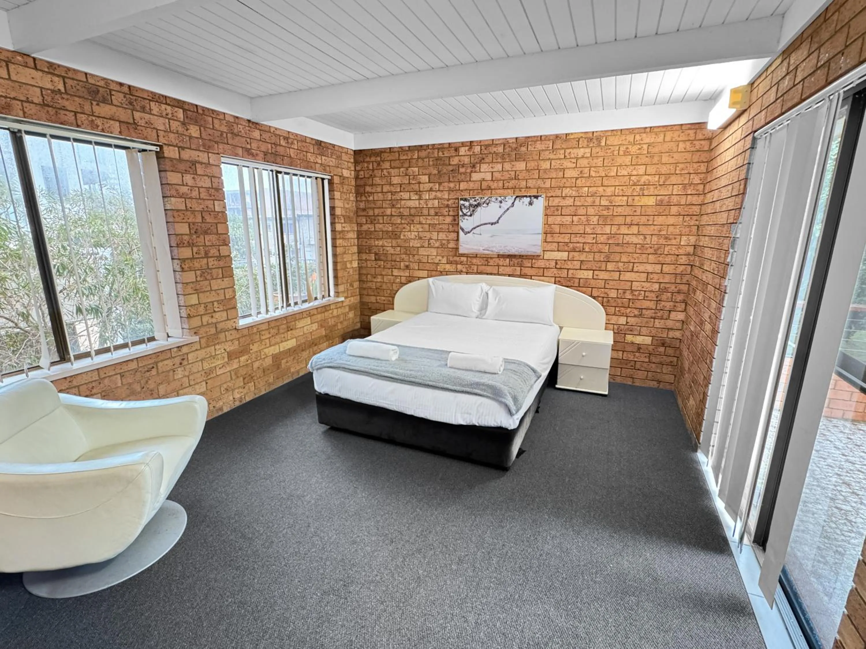 Bed in Golden Sands Motor Inn