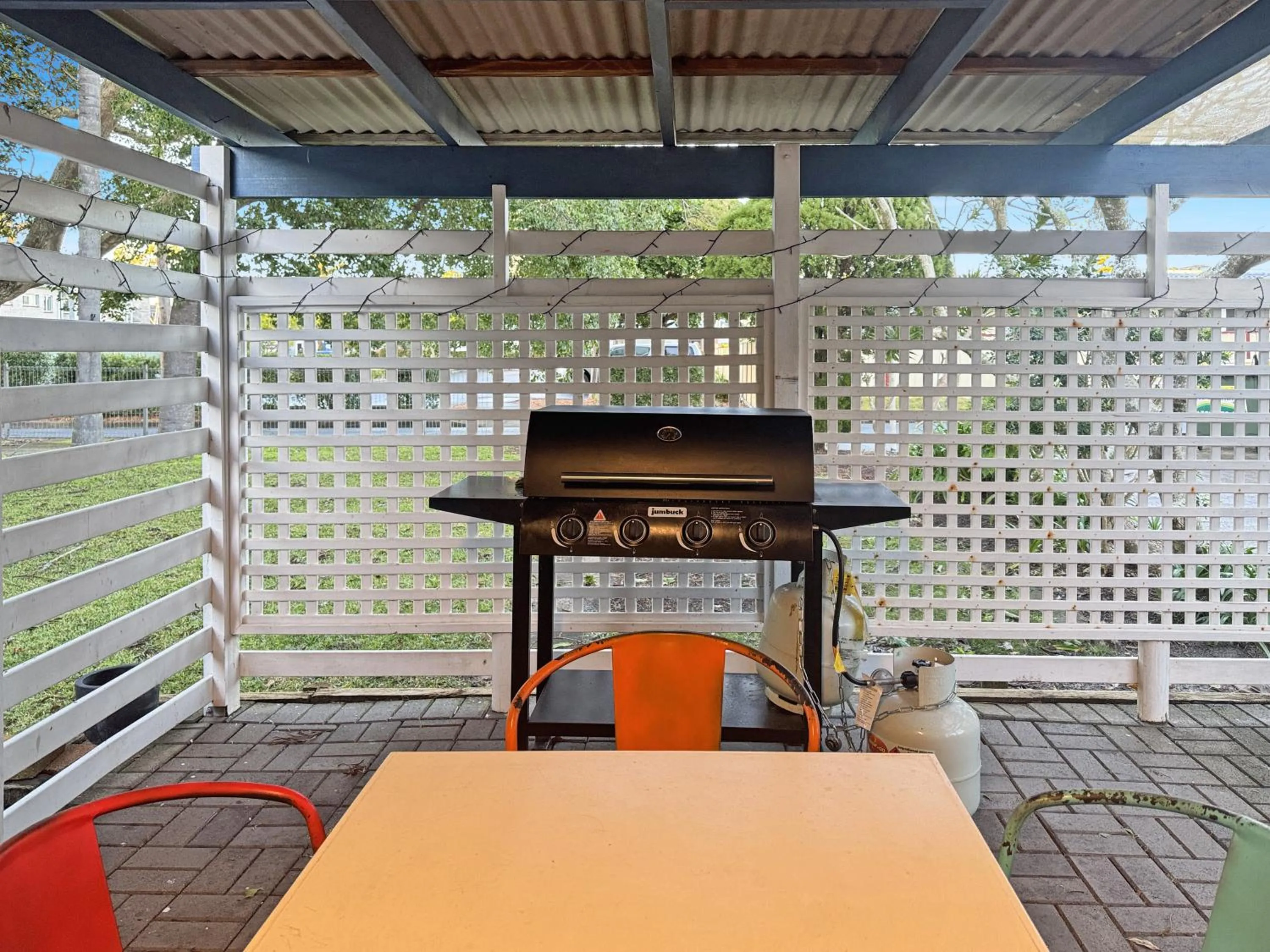 BBQ facilities in Golden Sands Motor Inn