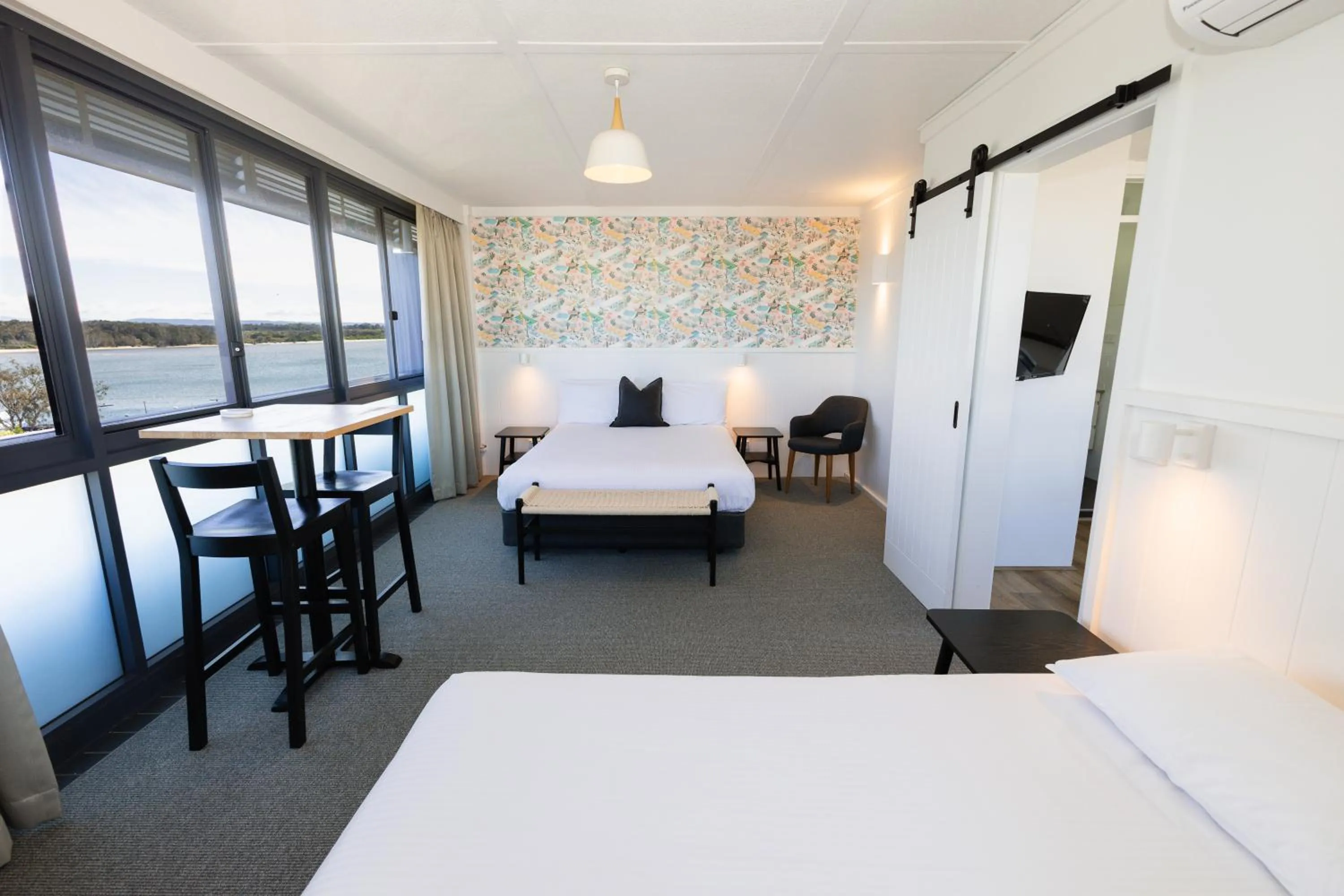 Bedroom, Bed in The Mid Pacific