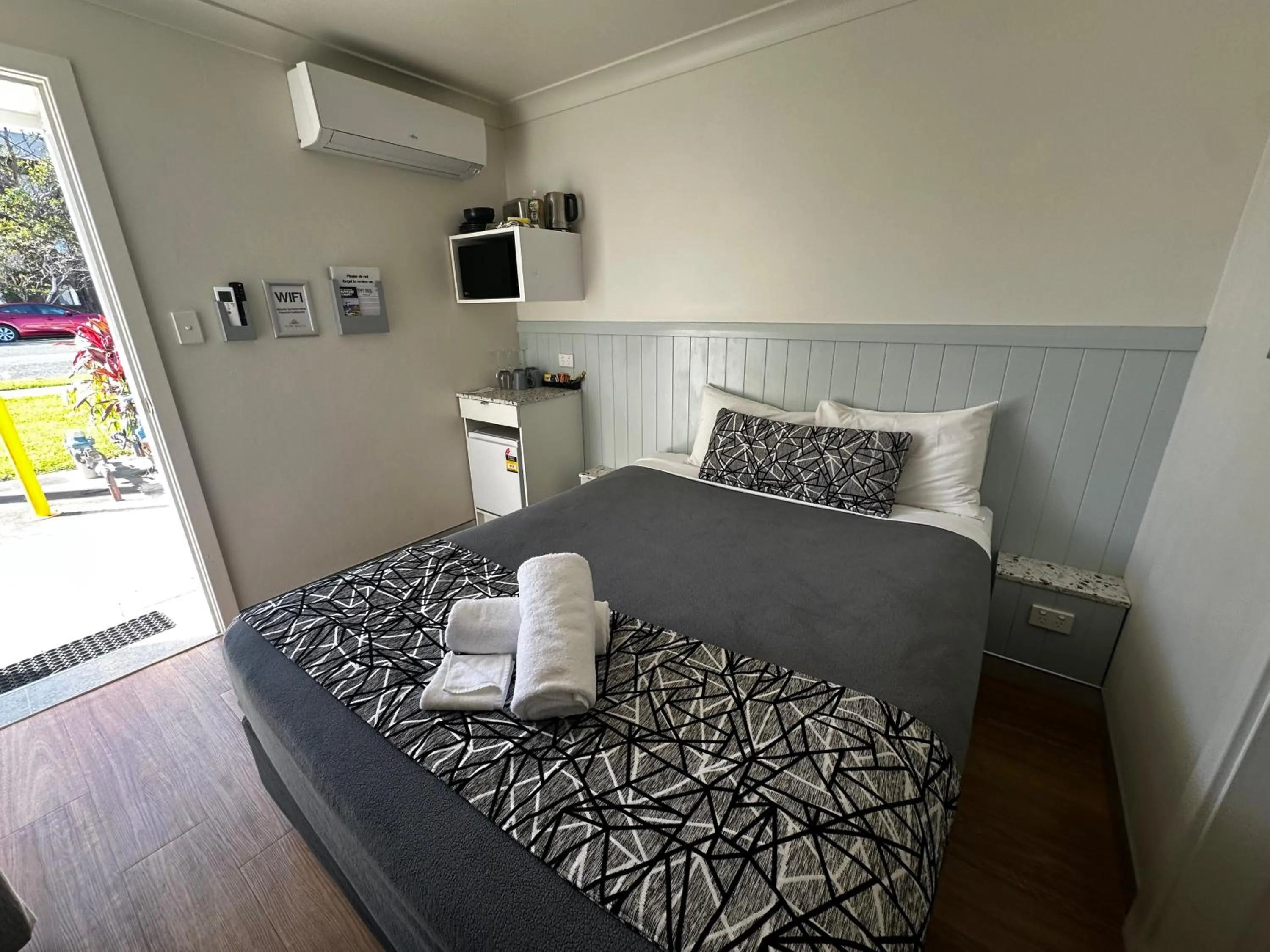 Bedroom, Bed in Surf Beach Motel Port