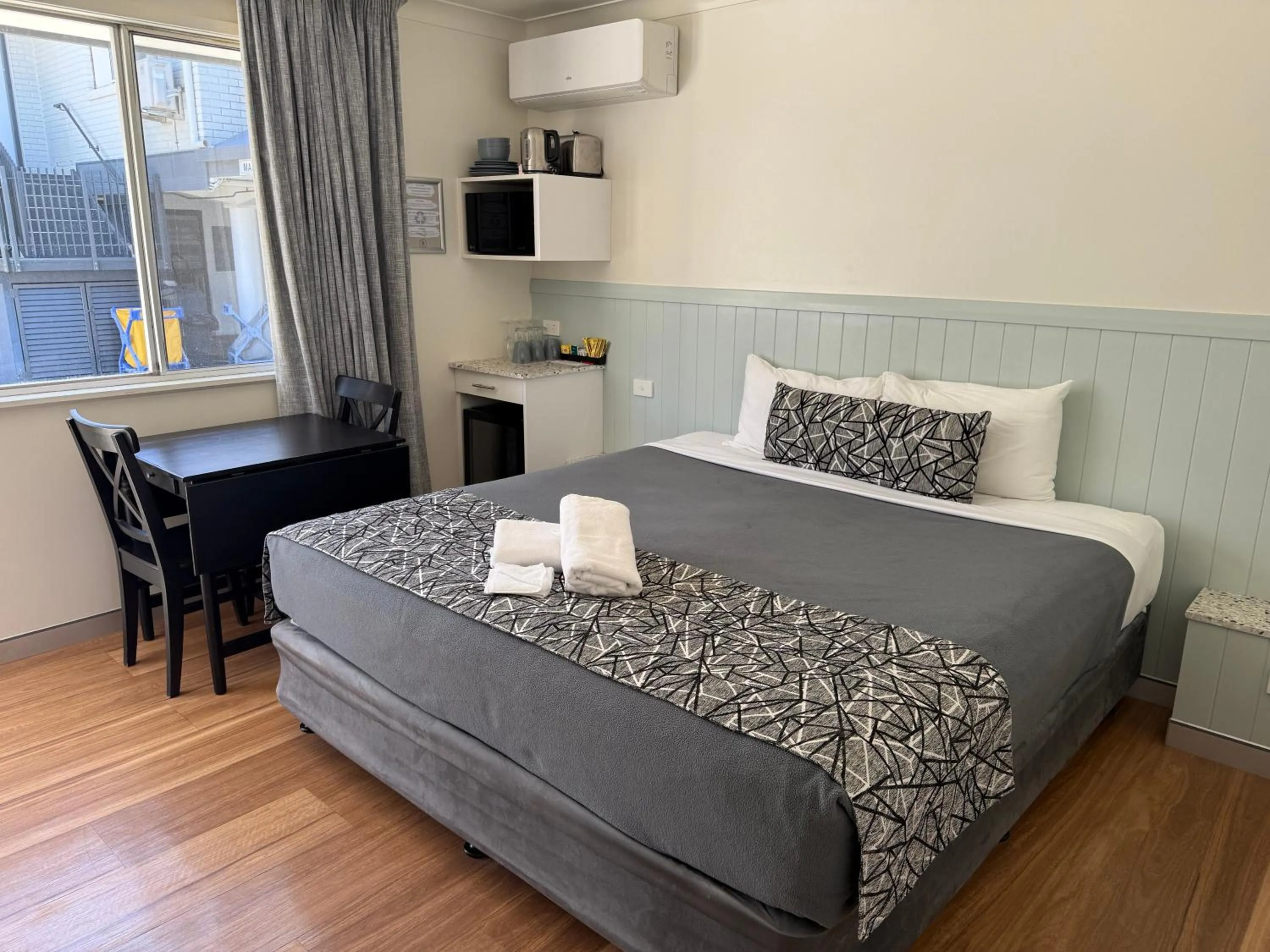 Bedroom, Bed in Surf Beach Motel Port