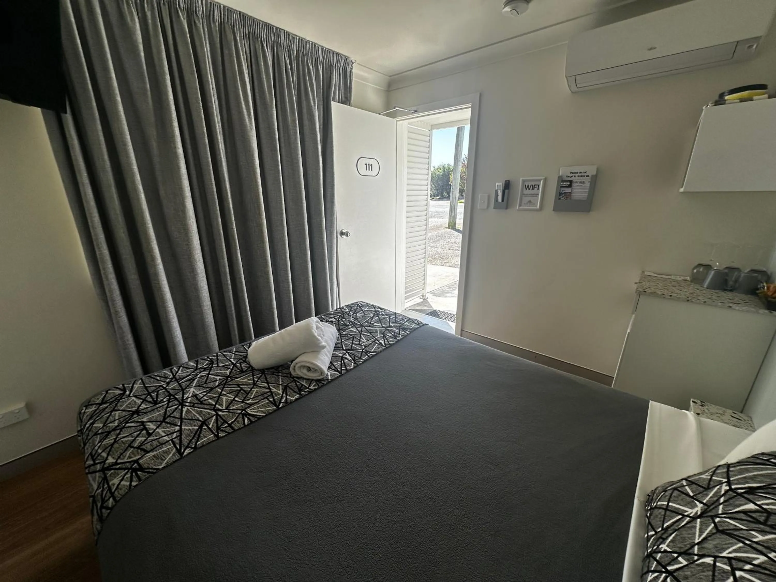 Bedroom, Bed in Surf Beach Motel Port