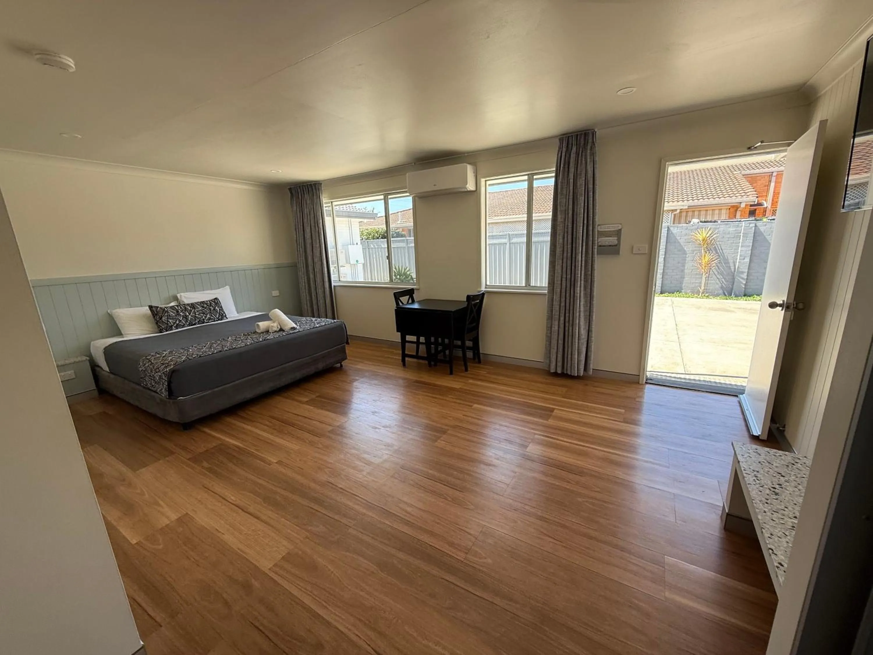 Bedroom, Bed in Surf Beach Motel Port