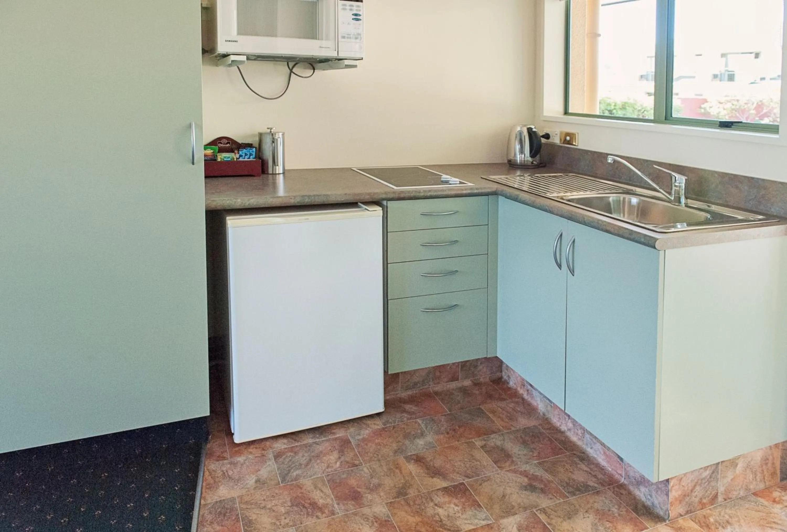 Kitchen or kitchenette in ASURE Ashley Motor Lodge