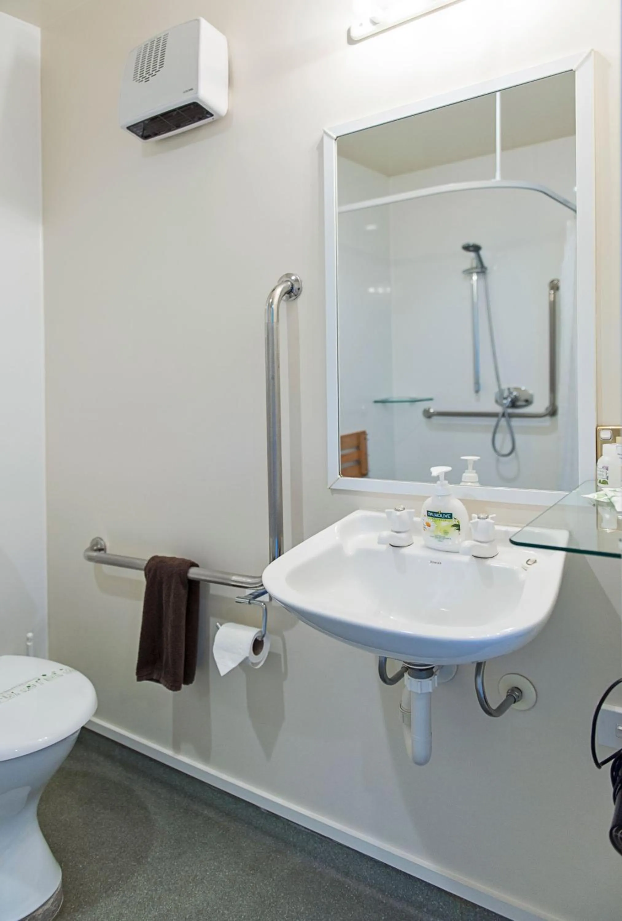 Shower in ASURE Ashley Motor Lodge