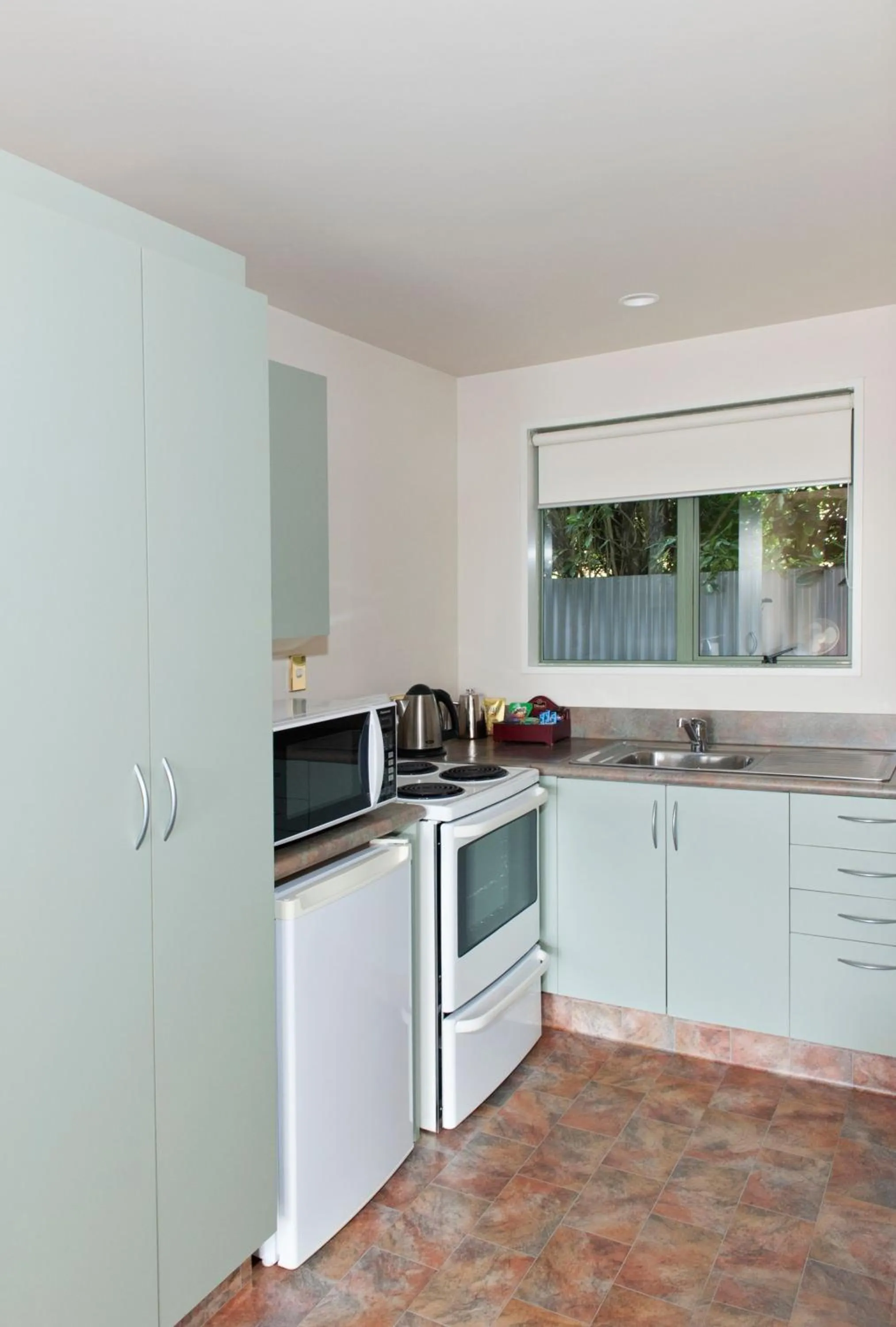 Kitchen or kitchenette in ASURE Ashley Motor Lodge