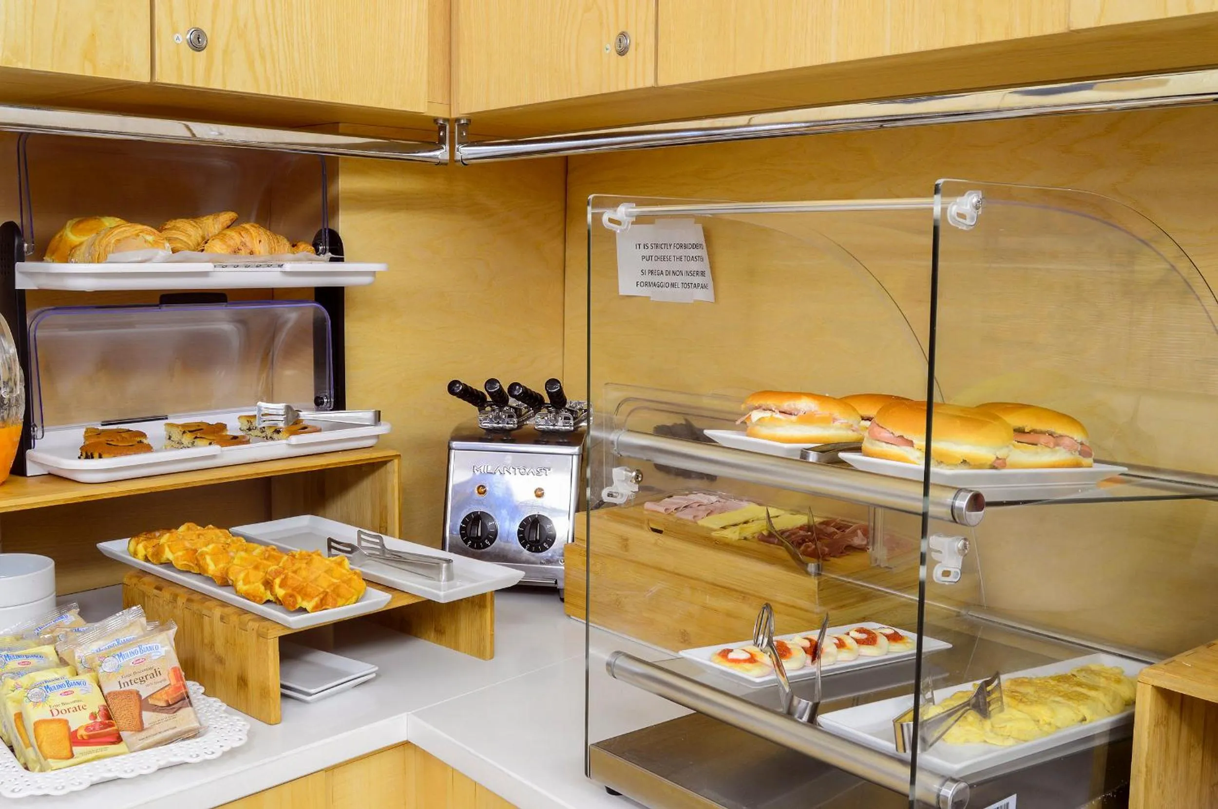 Communal lounge/ TV room in B&B Sorrento Queen