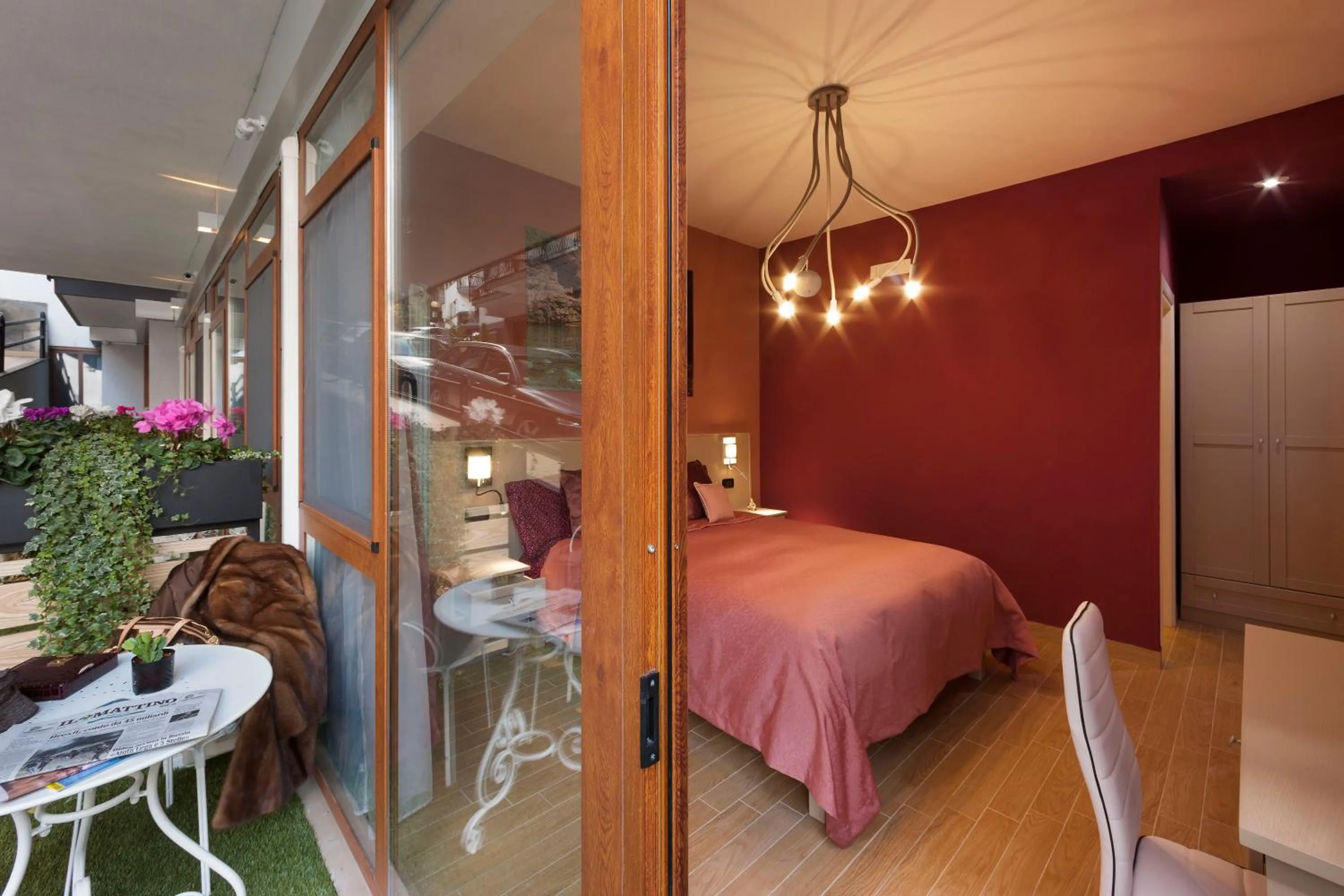 Spring, Bed in B&B Sorrento Queen