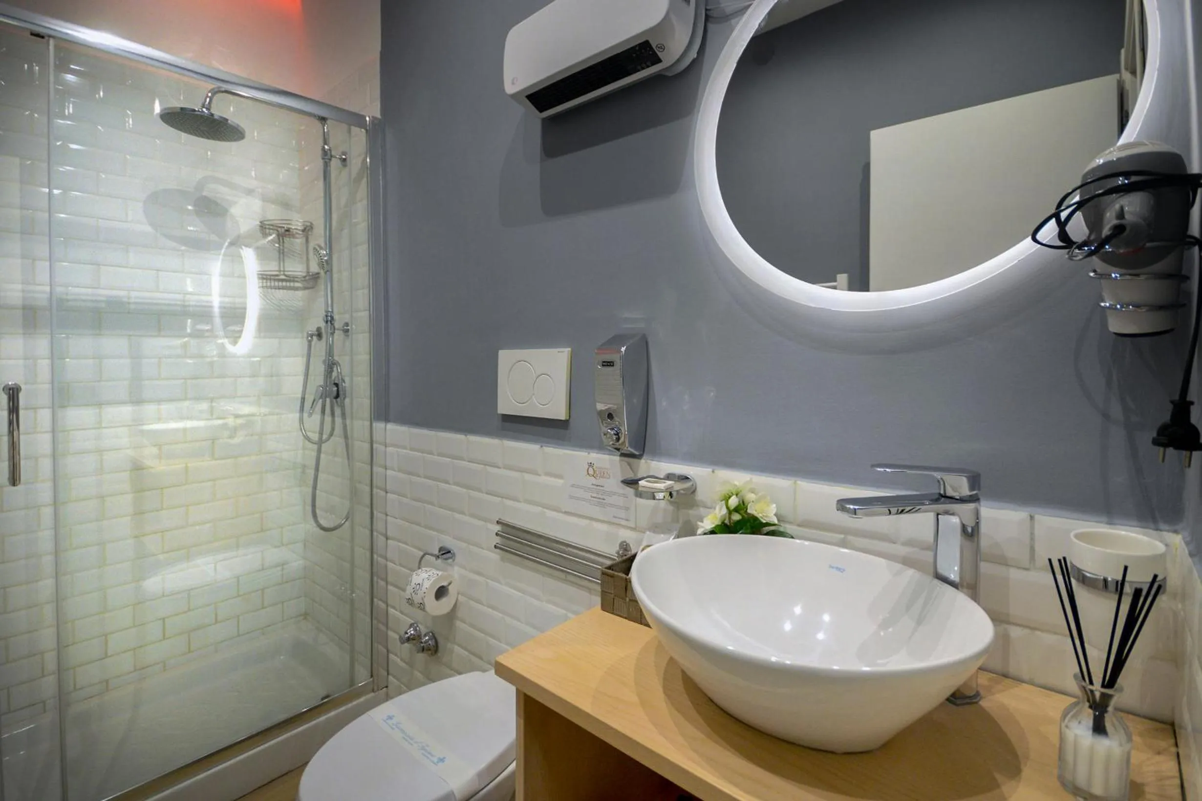 Shower in B&B Sorrento Queen