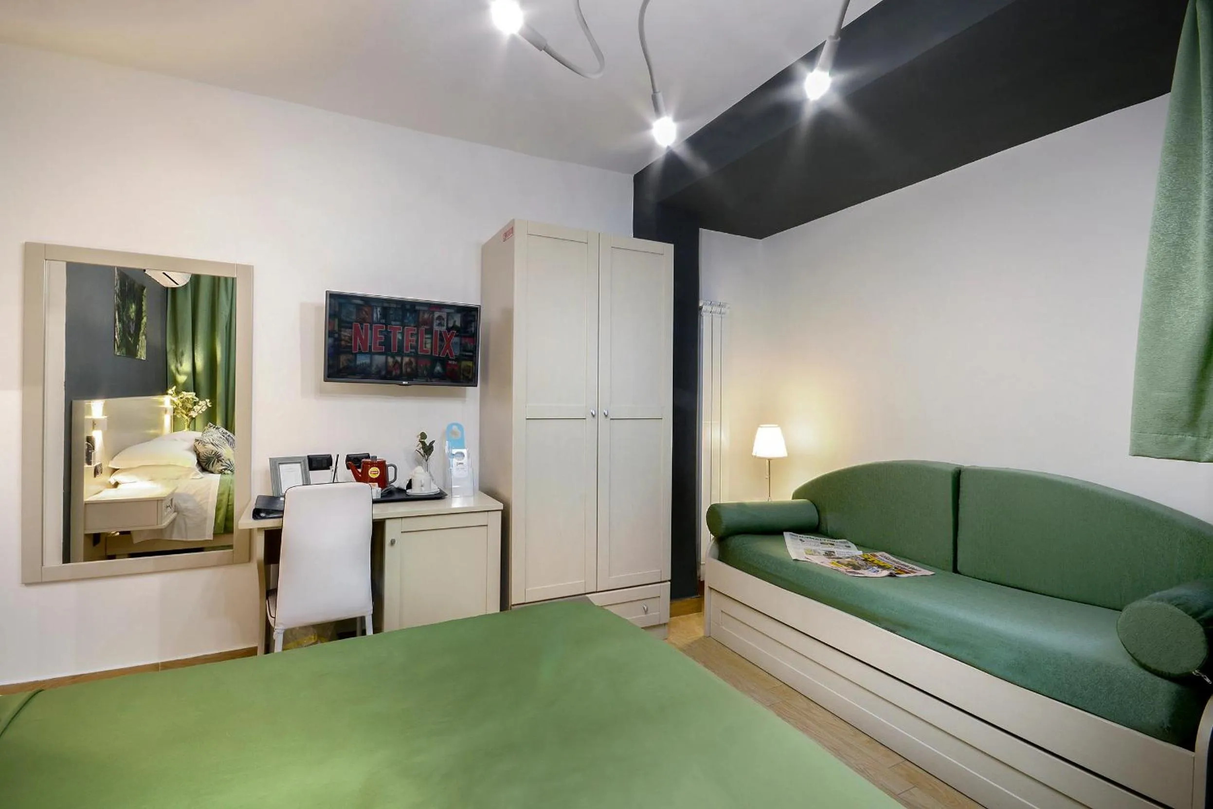 Staff, Bed in B&B Sorrento Queen