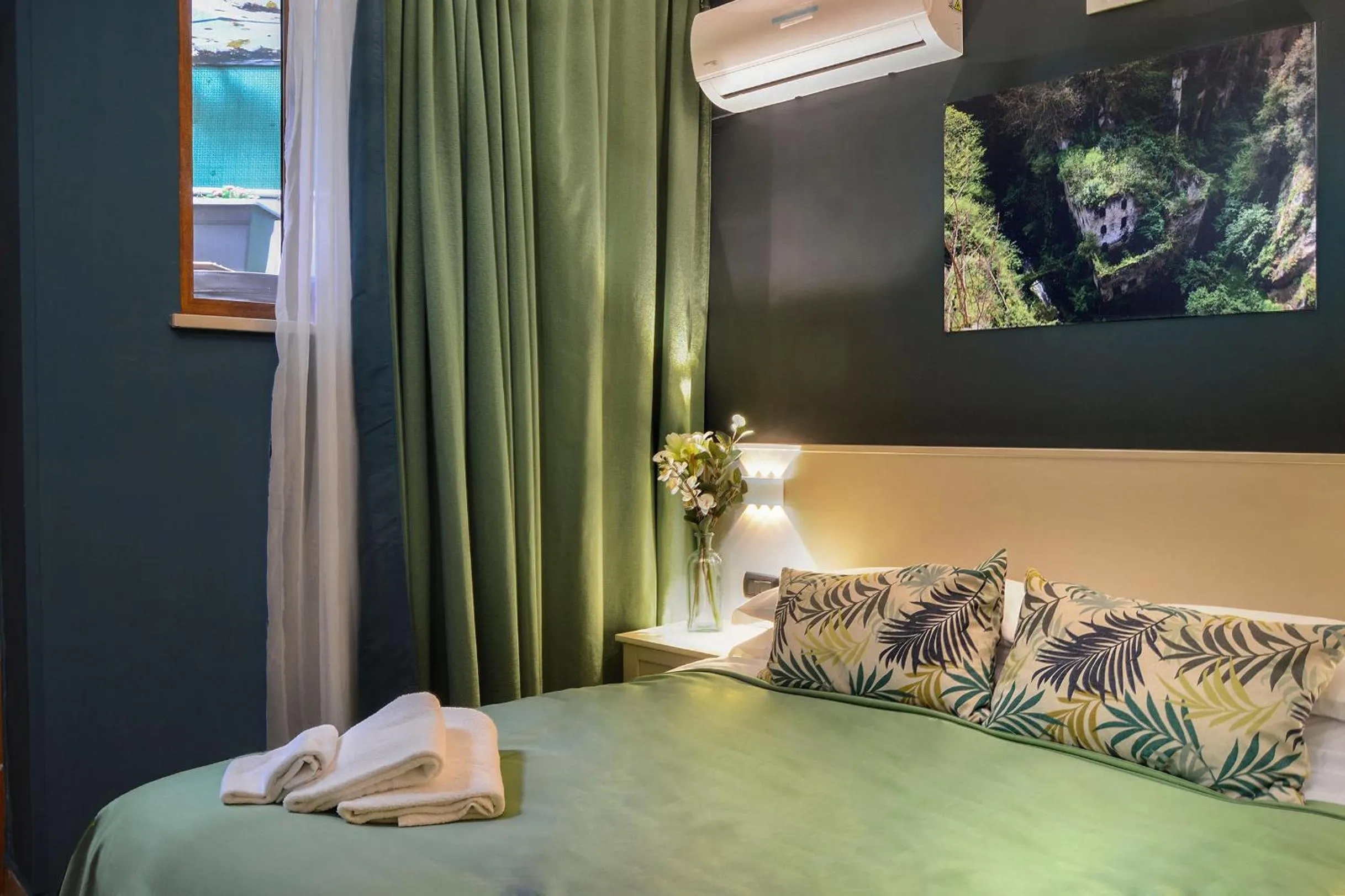 Staff, Bed in B&B Sorrento Queen