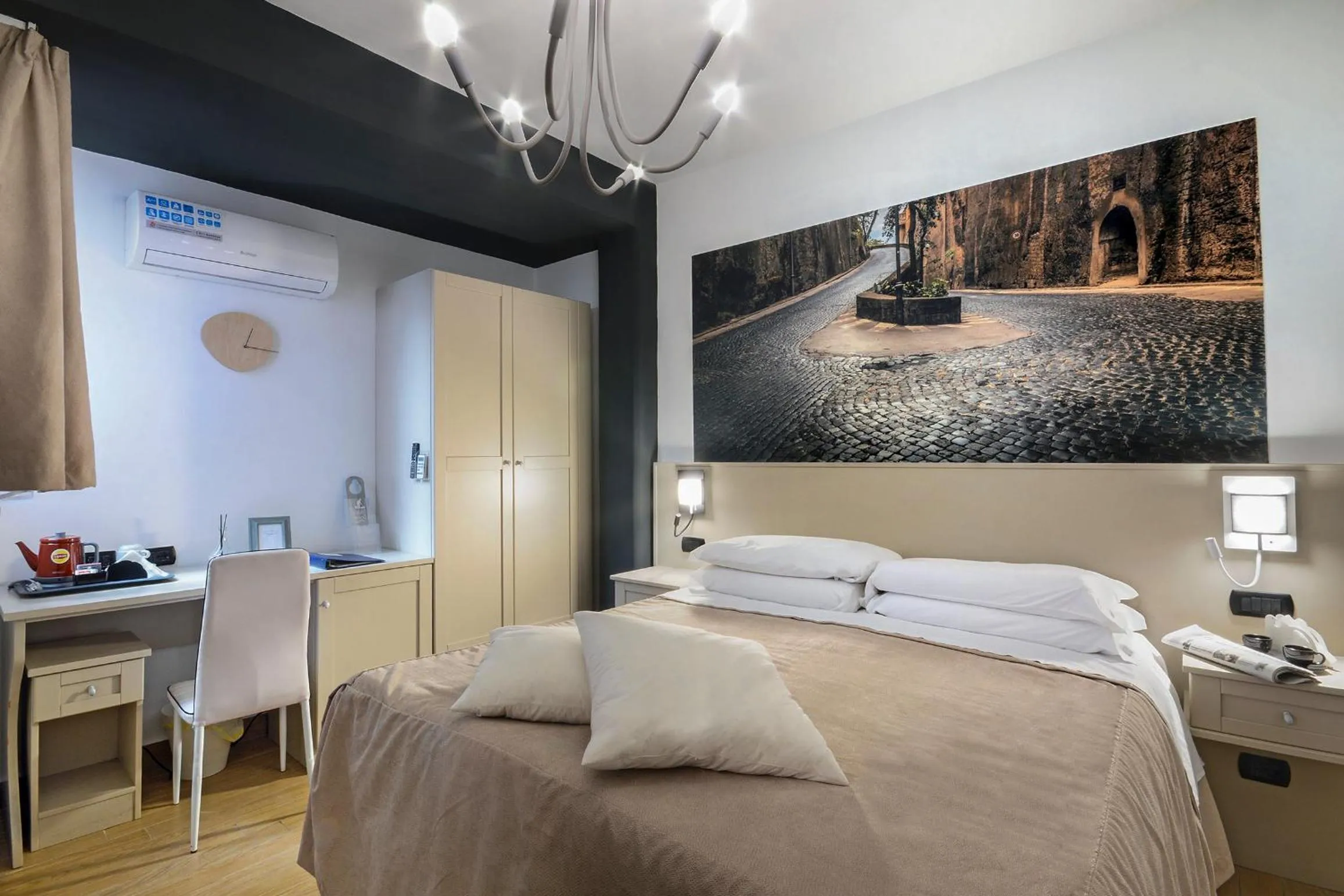 Spring, Bed in B&B Sorrento Queen