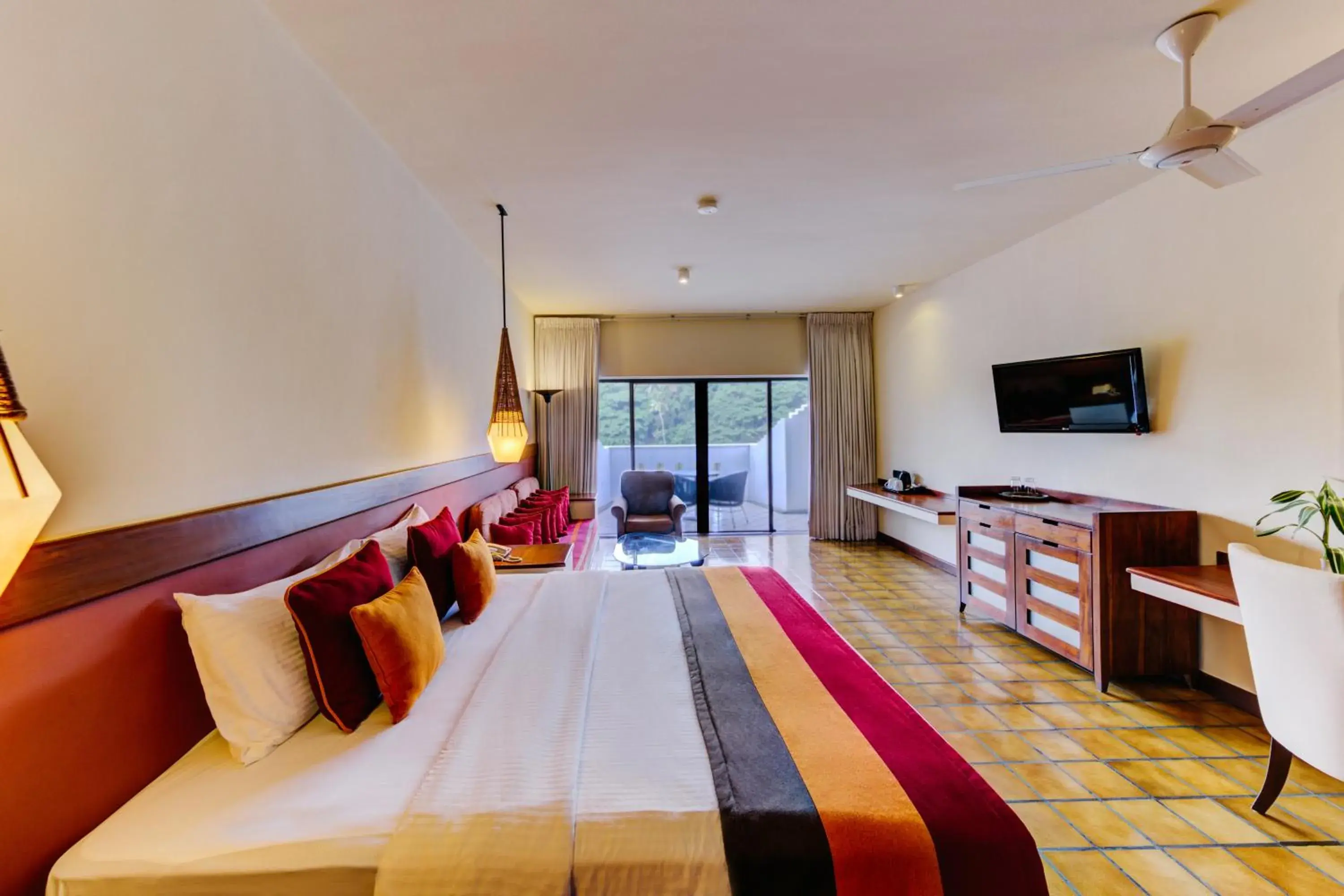 Photo of the whole room, Bed in Cinnamon Citadel Kandy Photo of the whole room, Bed in Cinnamon Citadel Kandy