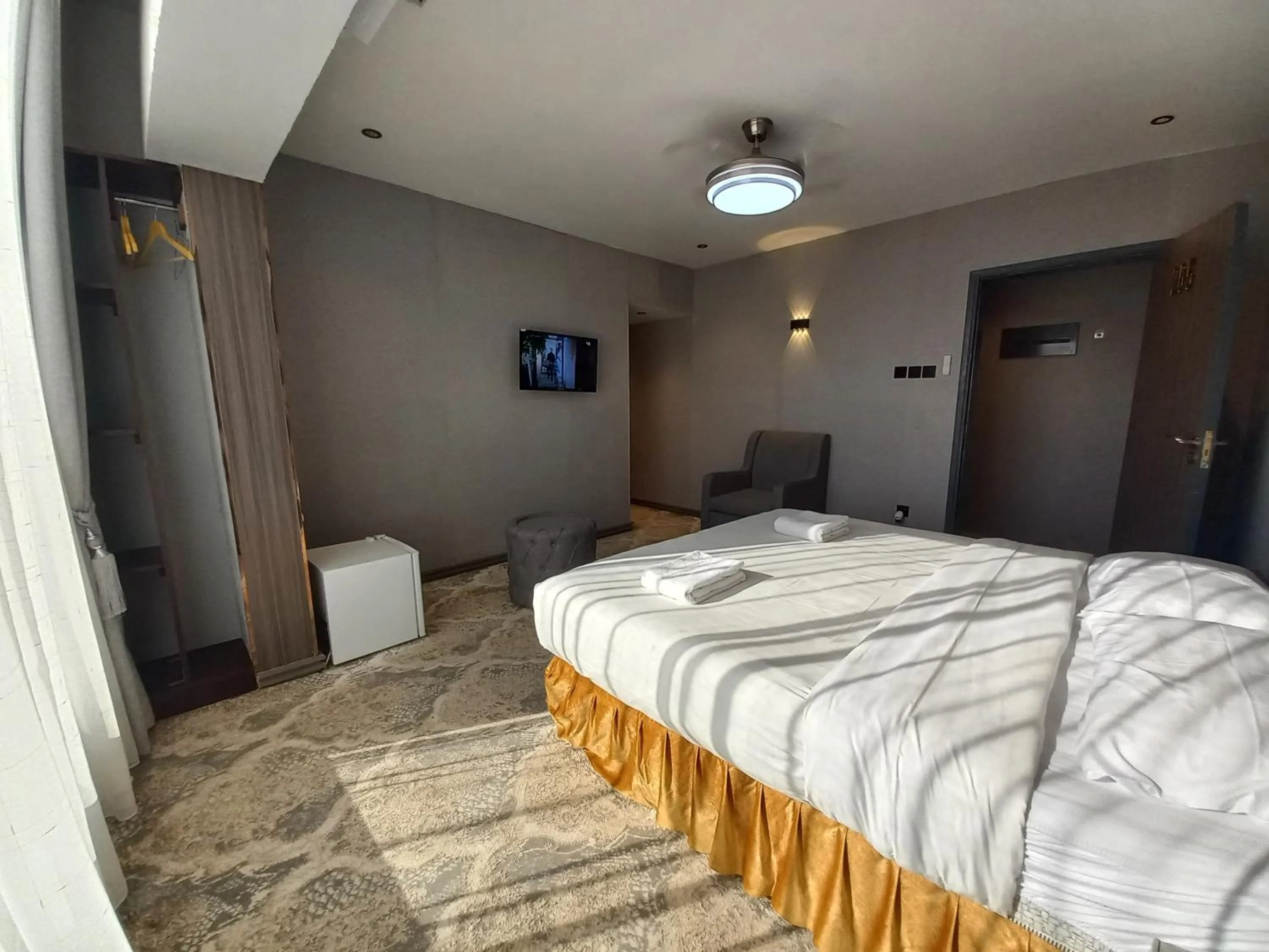 Photo of the whole room, Bed in Sur Hotel