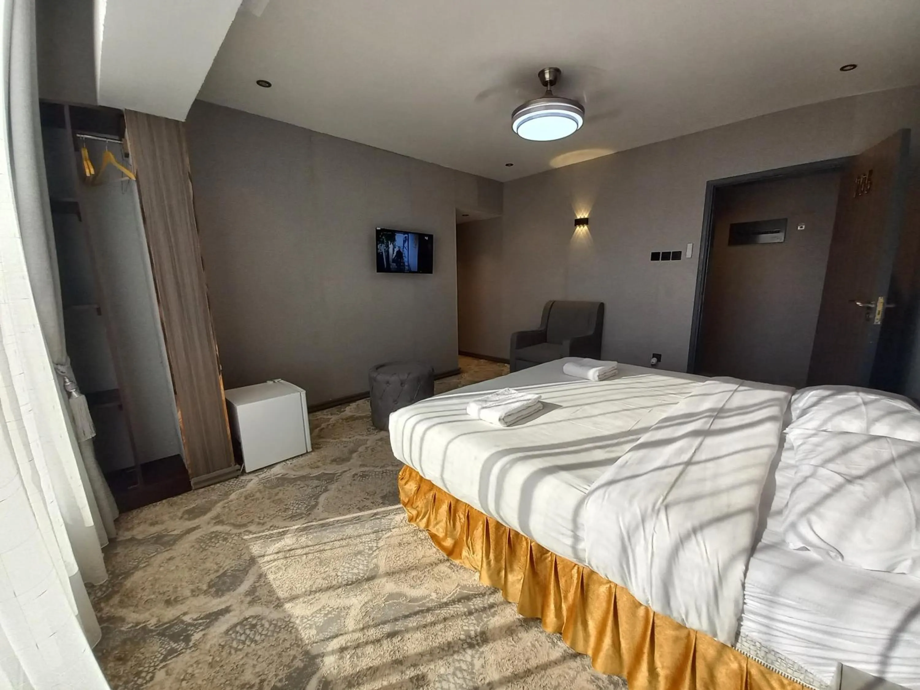 Photo of the whole room, Bed in Sur Hotel