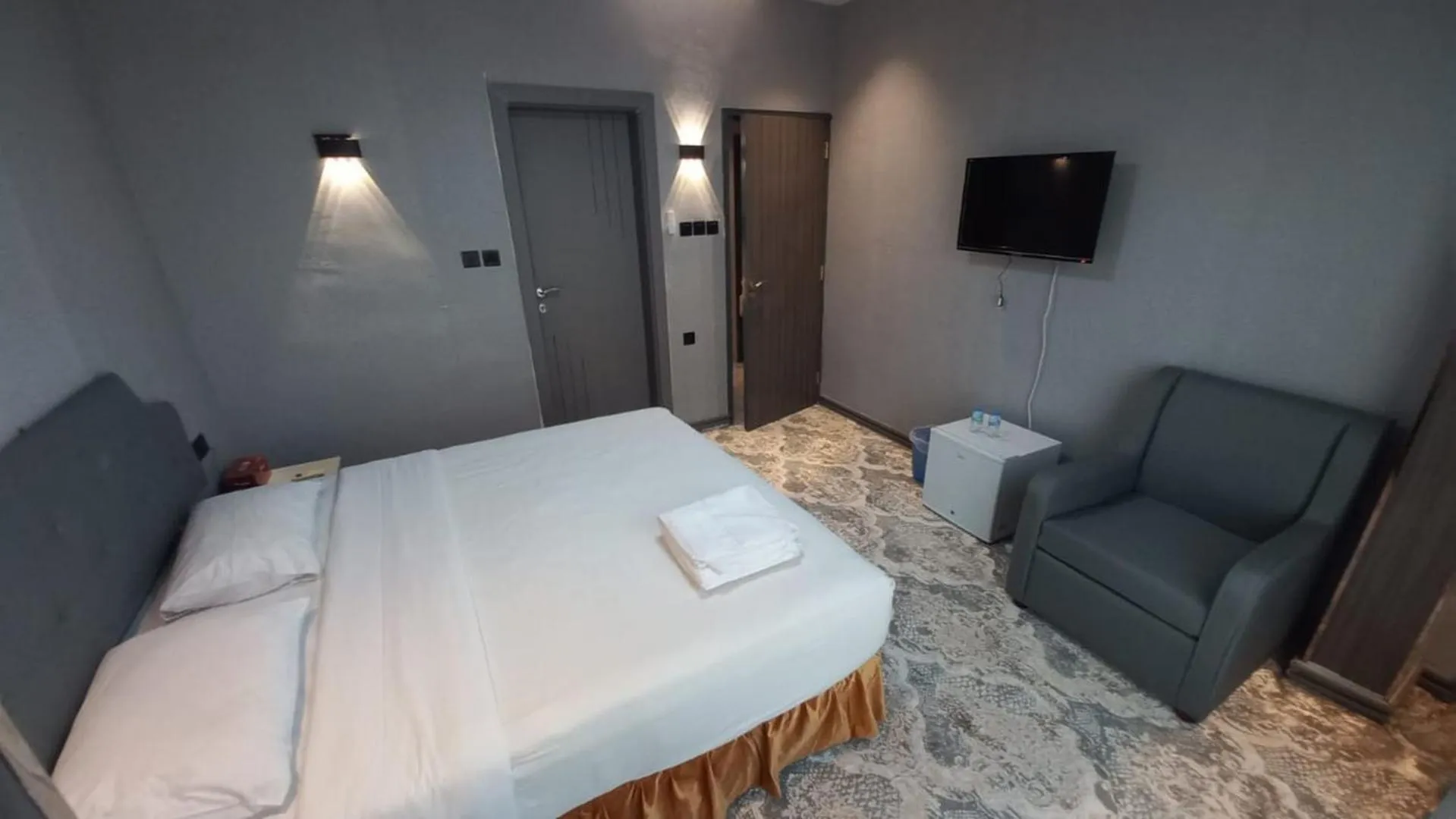 Photo of the whole room, Bed in Sur Hotel