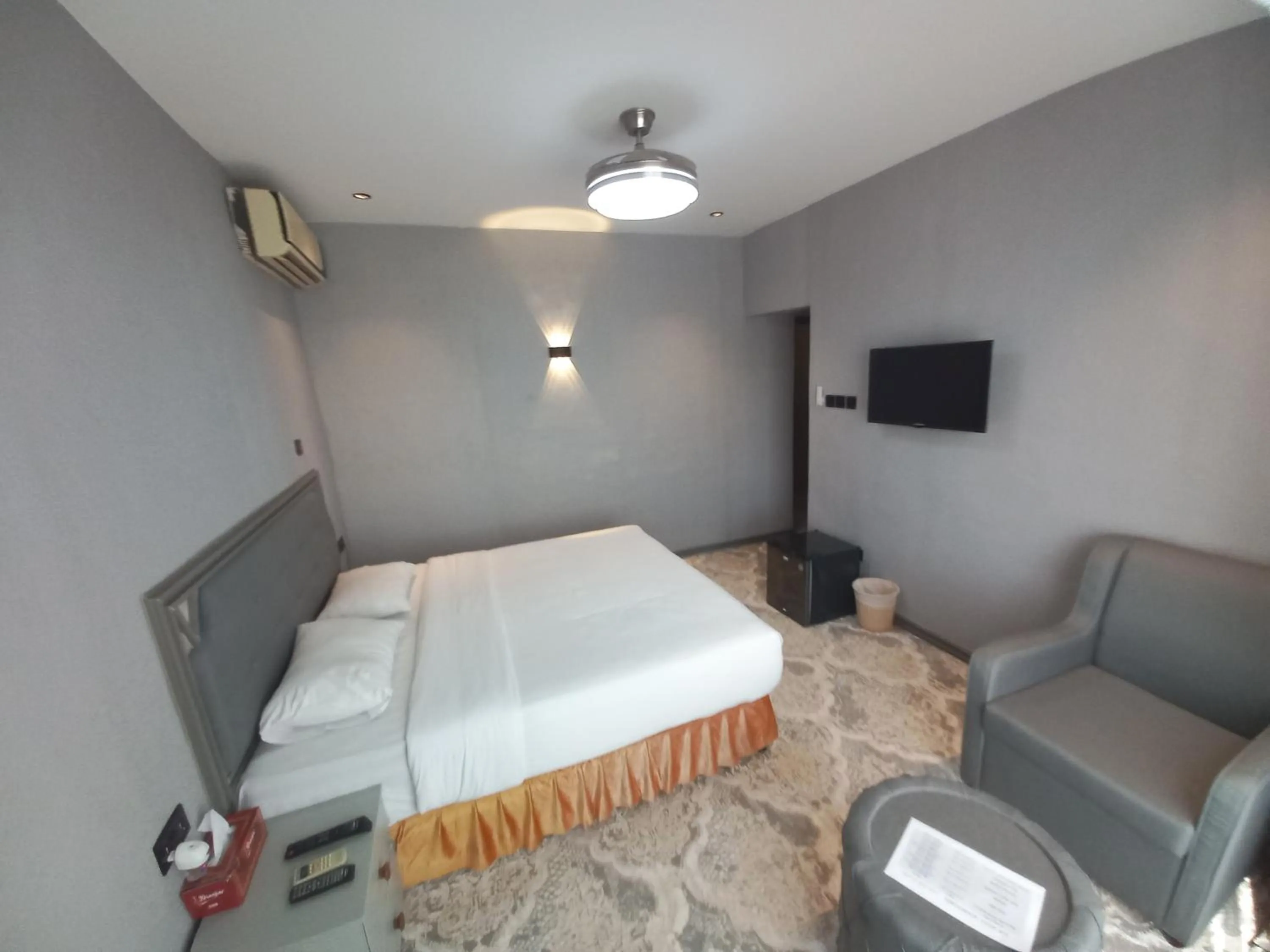 Photo of the whole room, Bed in Sur Hotel