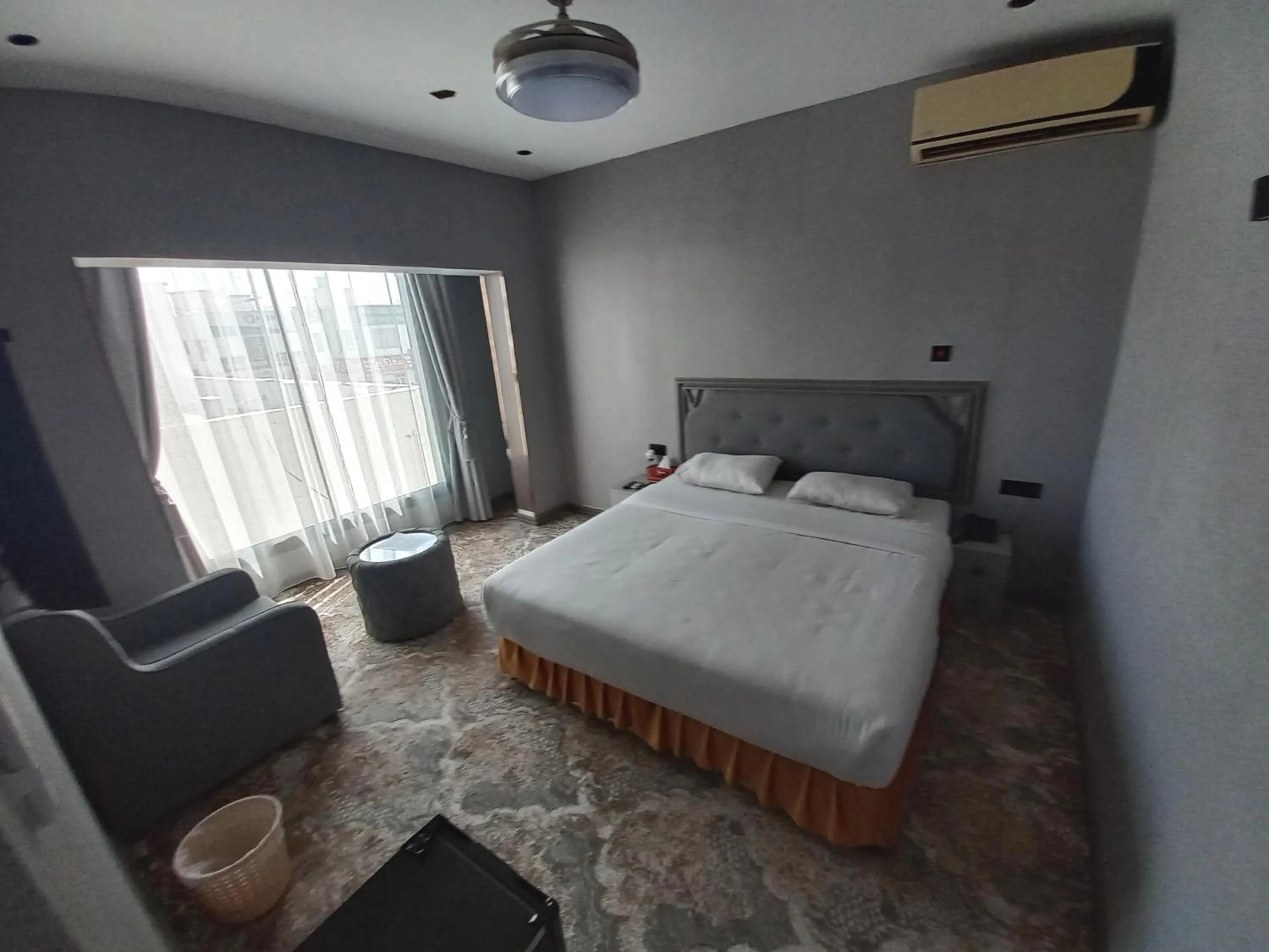 Photo of the whole room, Bed in Sur Hotel
