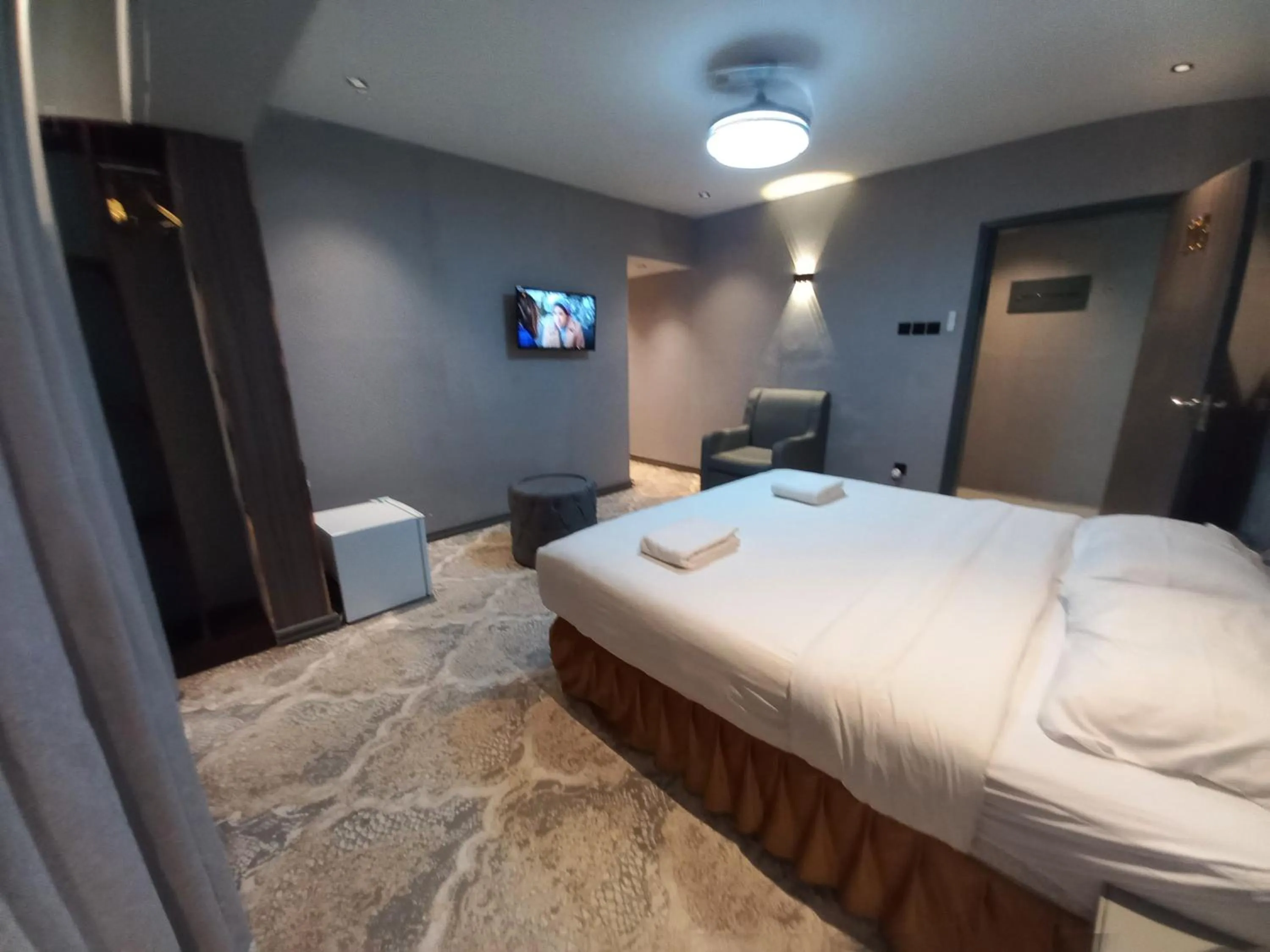 Photo of the whole room, Bed in Sur Hotel