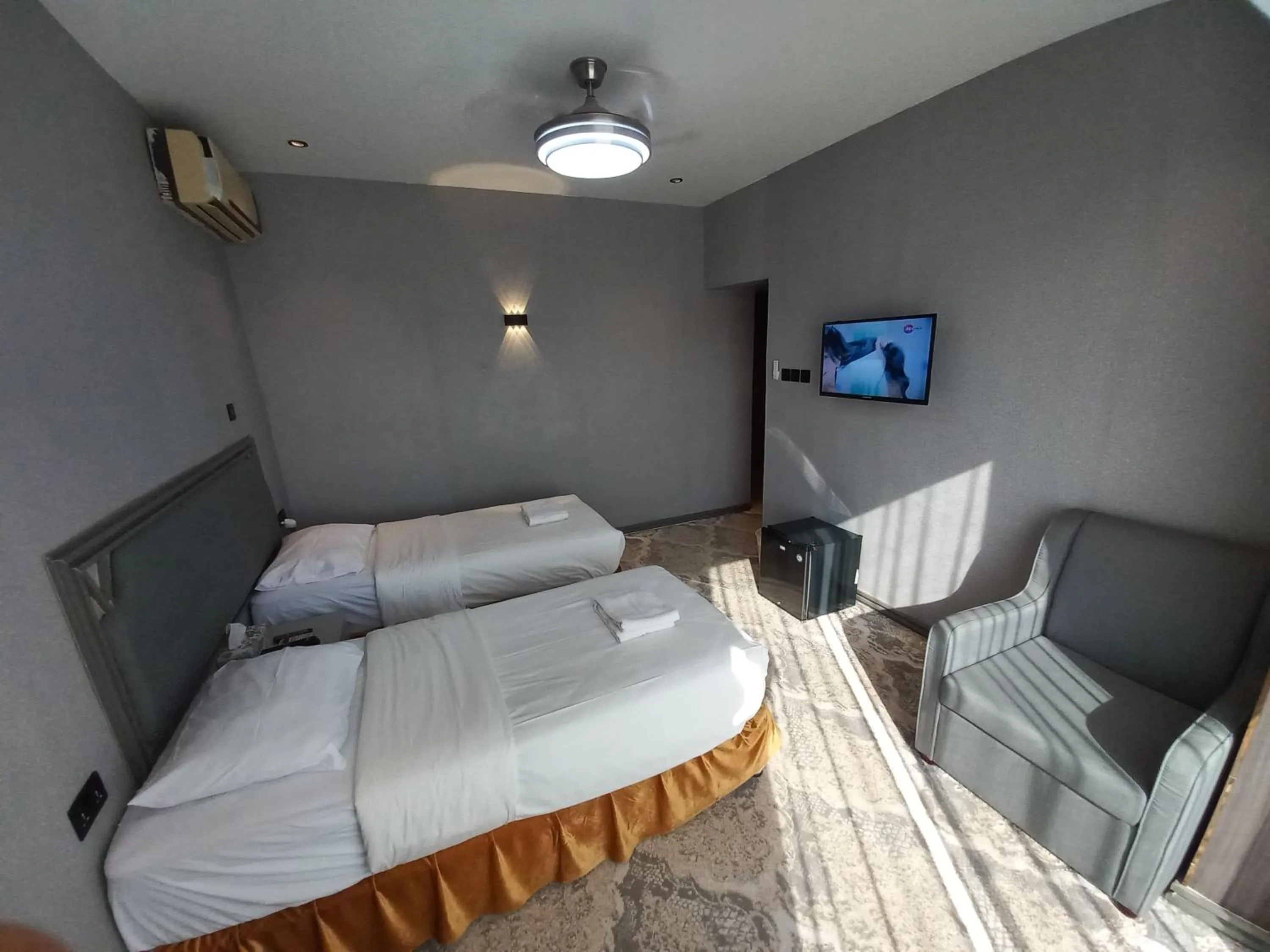 Photo of the whole room, Bed in Sur Hotel