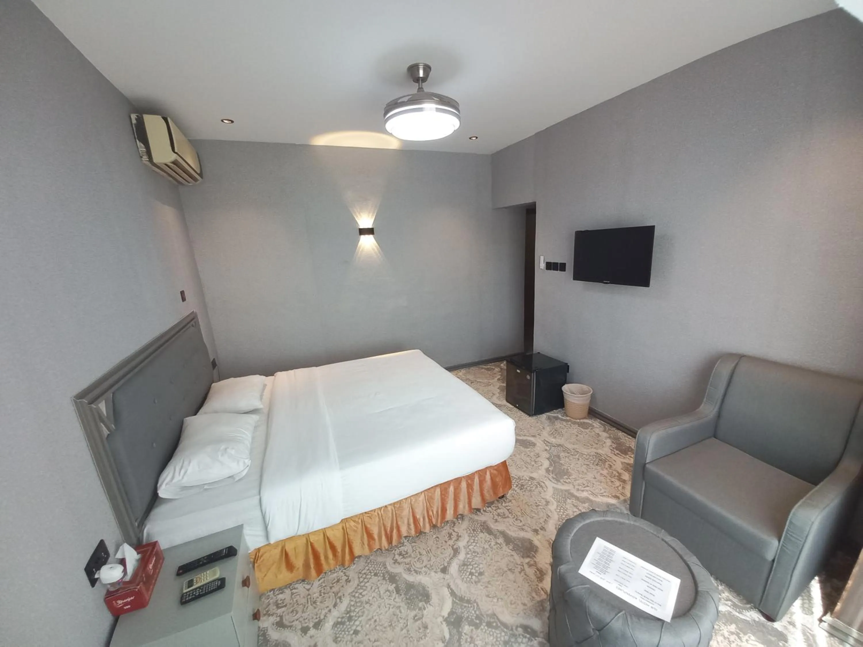 Photo of the whole room, Bed in Sur Hotel