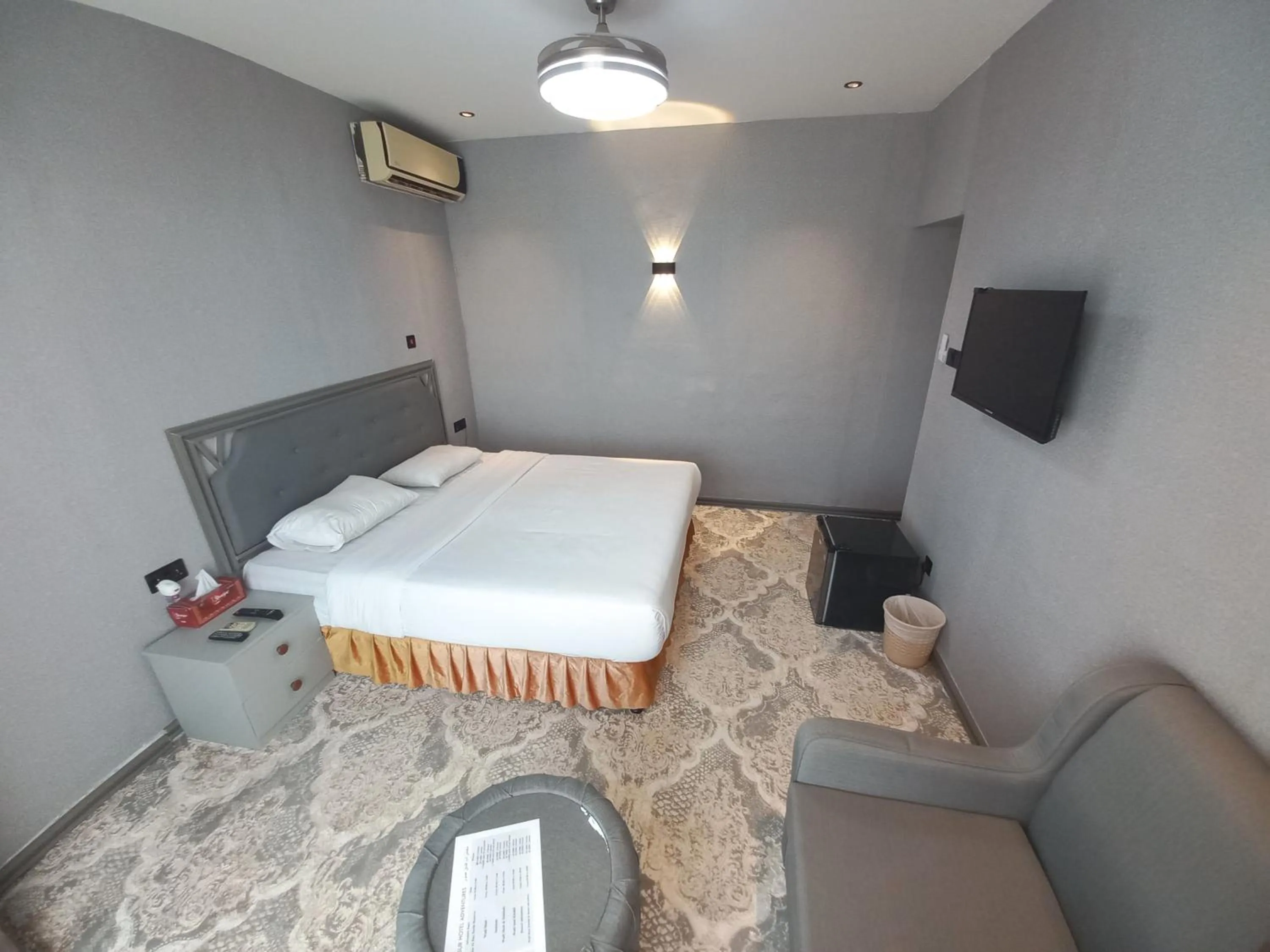 Photo of the whole room, Bed in Sur Hotel