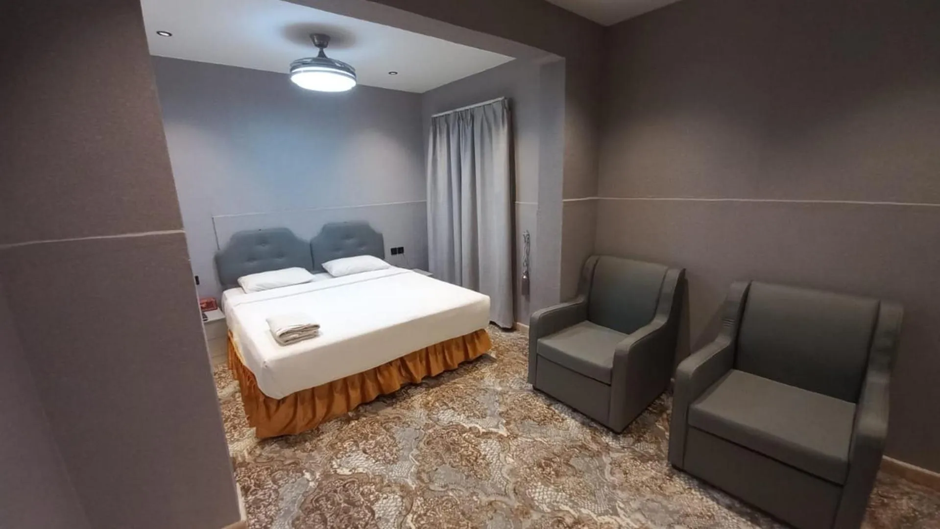 Photo of the whole room, Bed in Sur Hotel