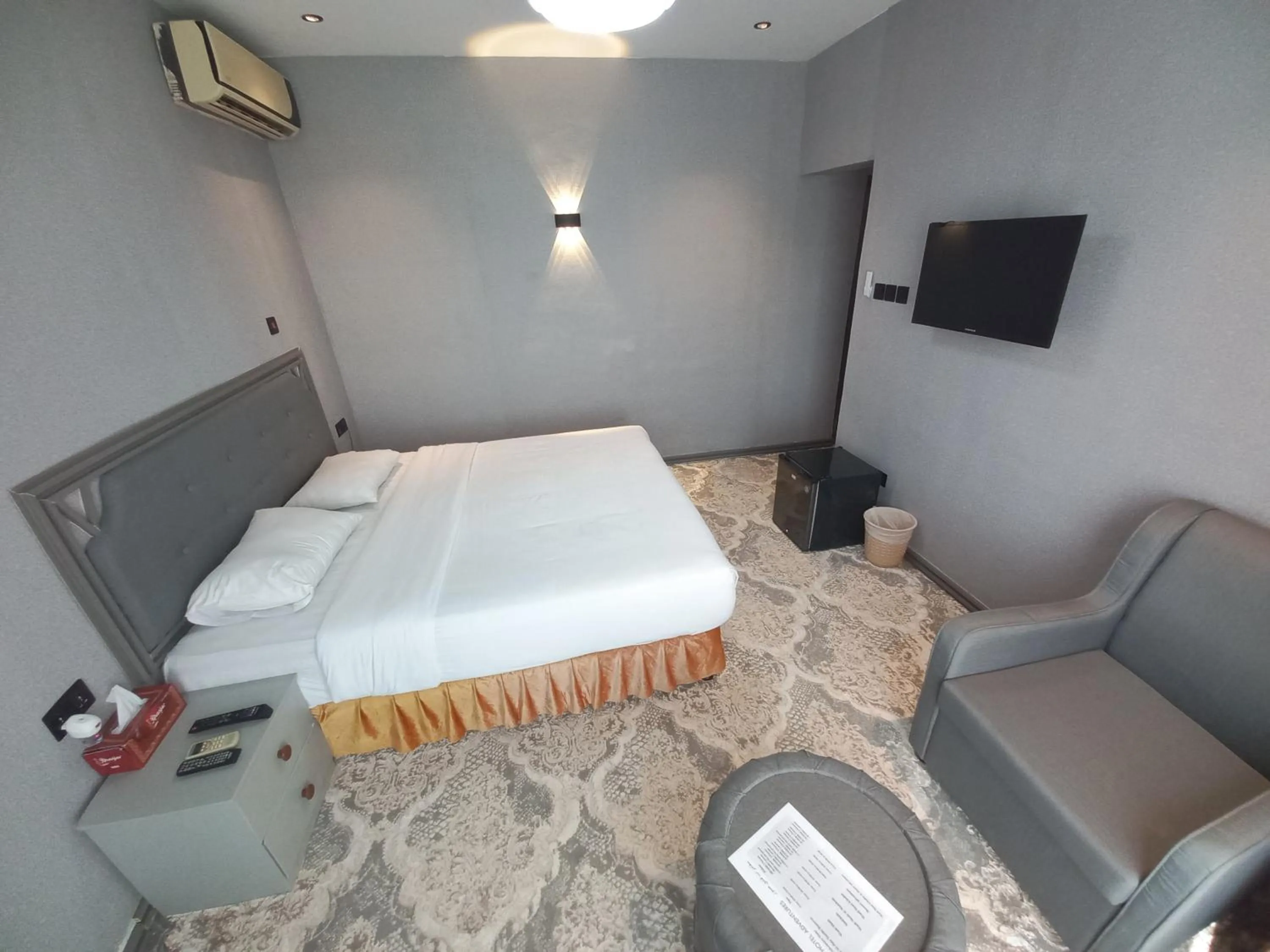 Photo of the whole room, Bed in Sur Hotel