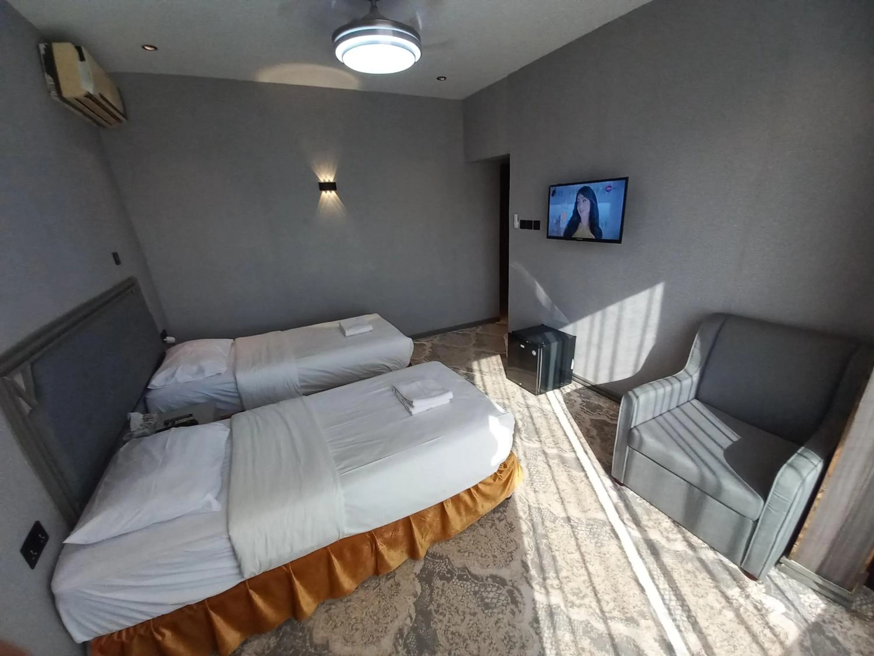 Photo of the whole room, Bed in Sur Hotel