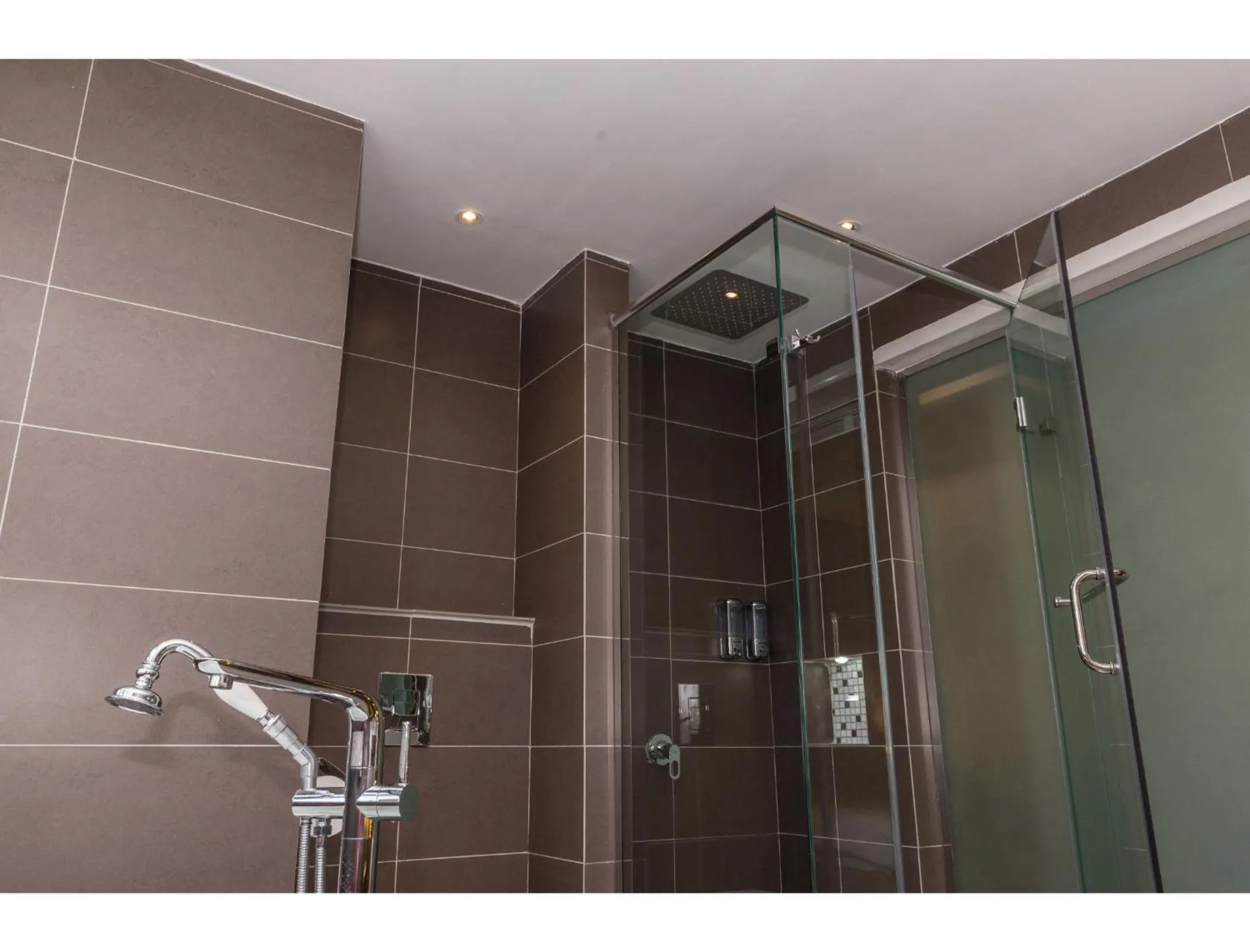 Shower in Pereybere Hotel & Spa