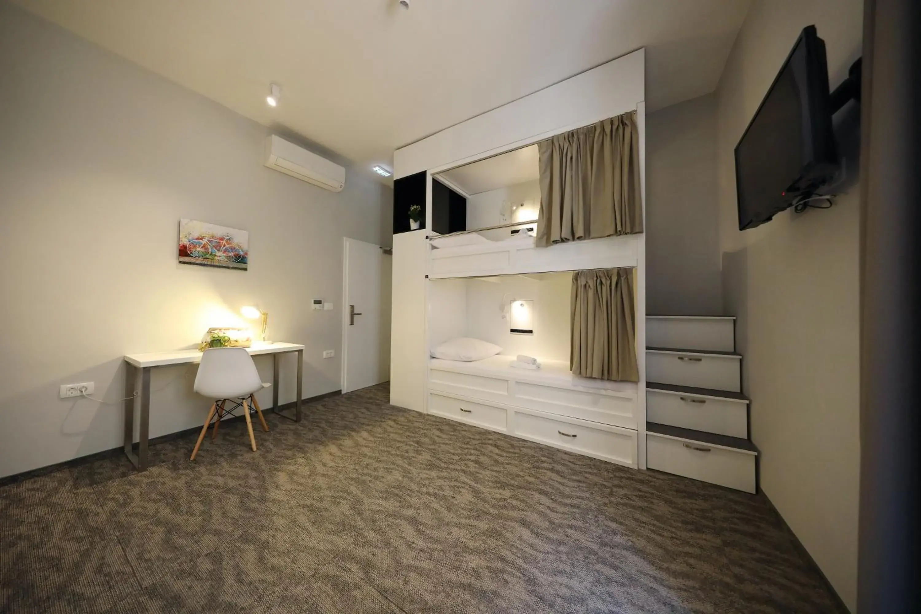 Private Five-Bed Room with Shared Bathroom in Downtown Boutique Hostel Private Five-Bed Room with Shared Bathroom in Downtown Boutique Hostel