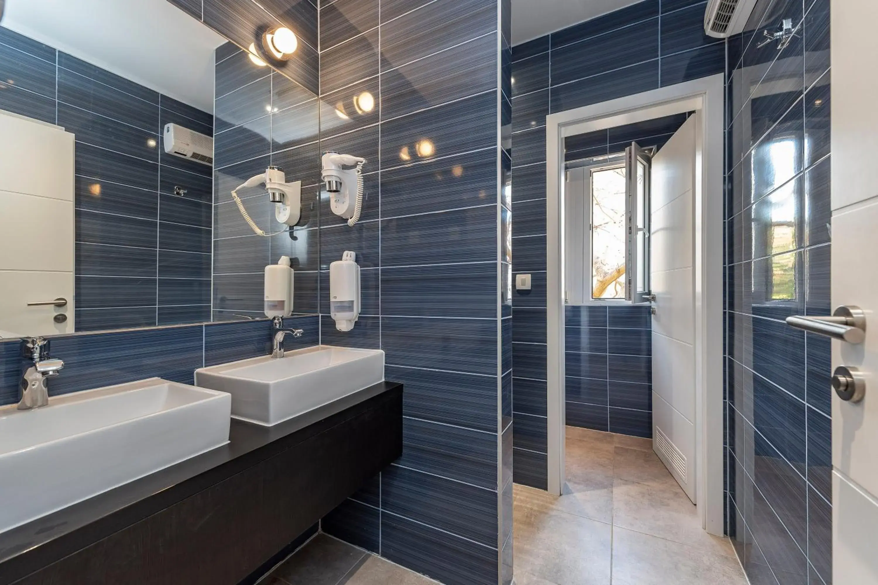 Private Sixtuple Room with Shared Bathroom in Downtown Boutique Hostel Private Sixtuple Room with Shared Bathroom in Downtown Boutique Hostel