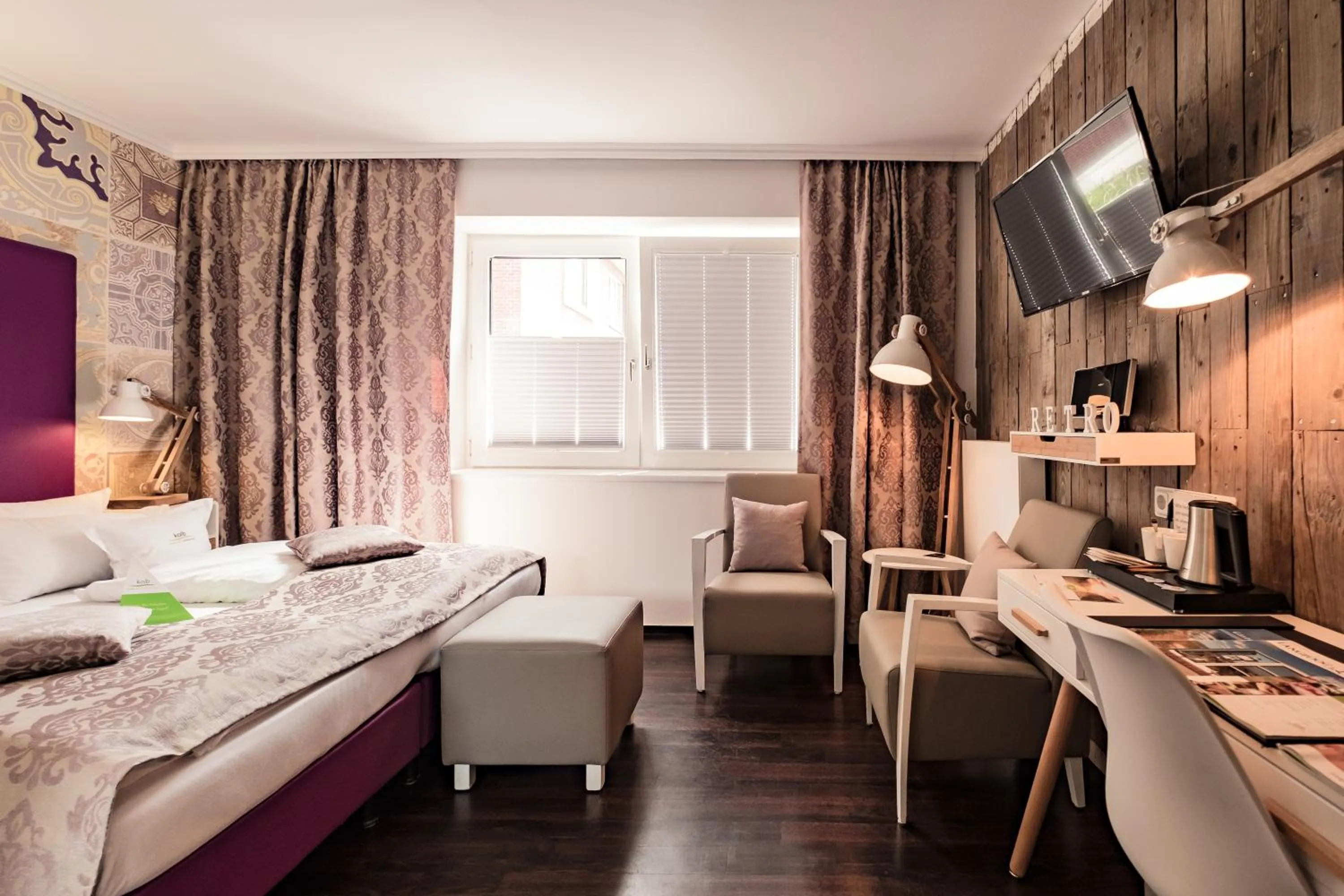 Photo of the whole room, Bed in Retro Design Hotel